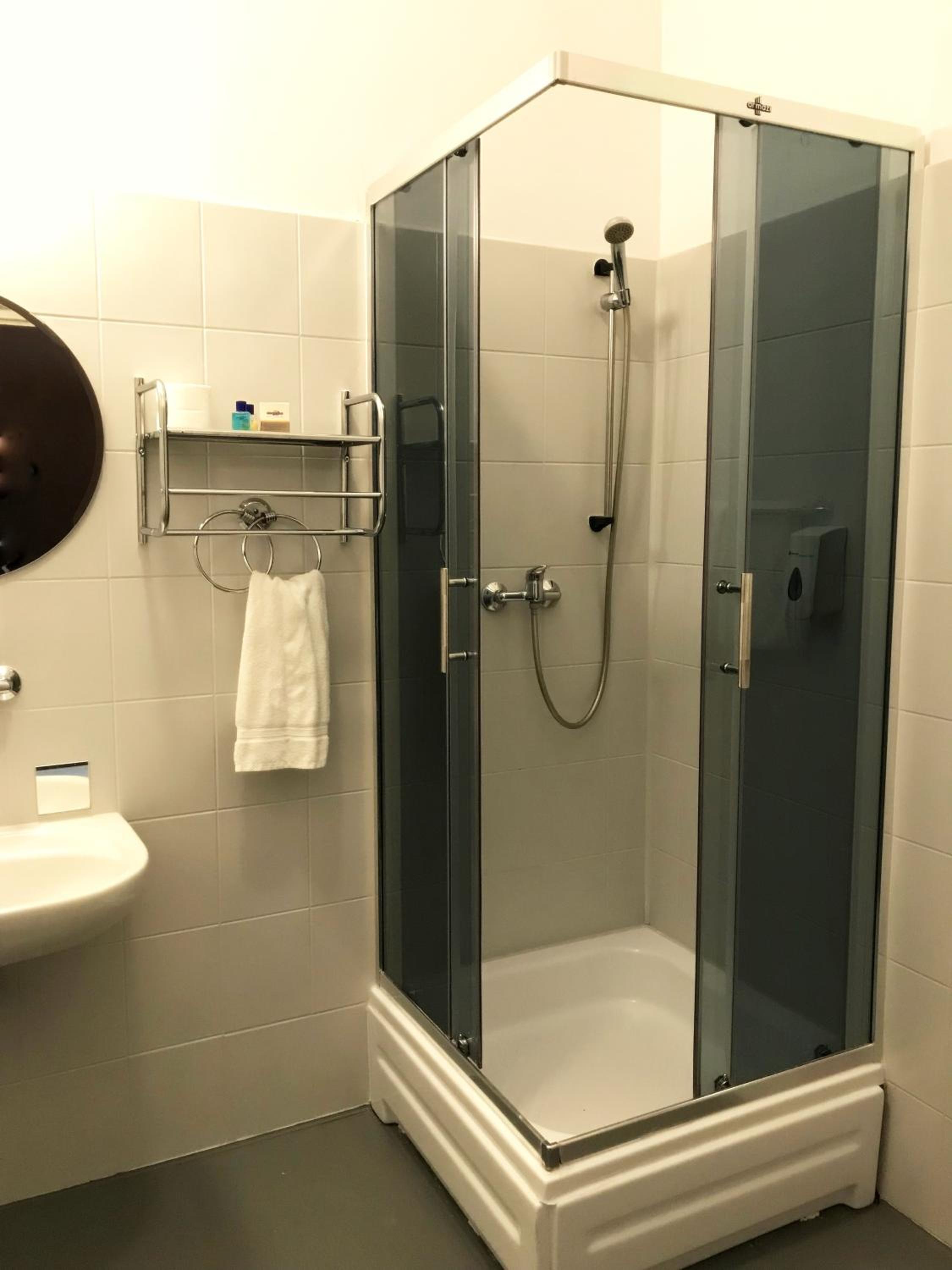 Twin Room - Photo 8
