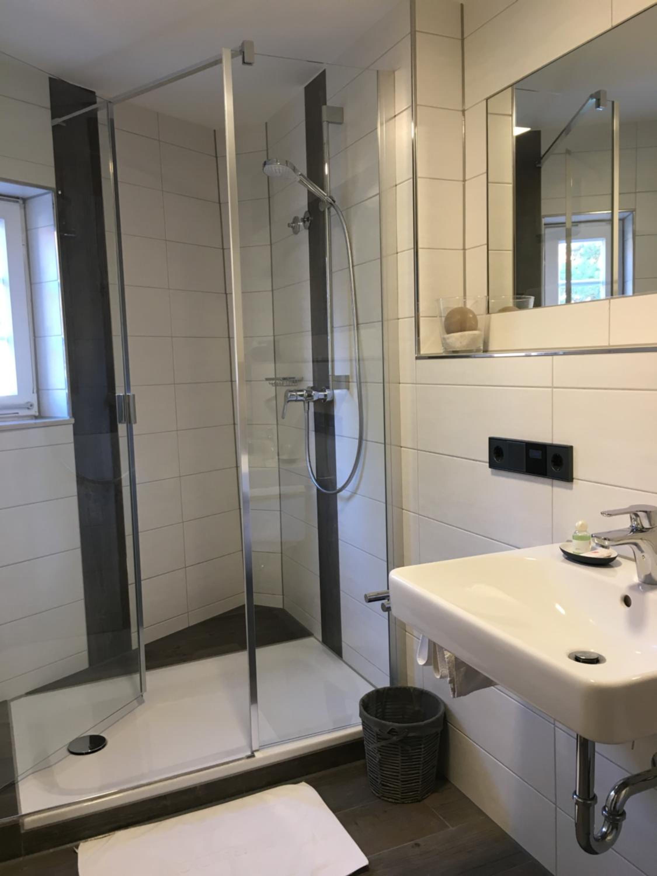 Double Room with Private Bathroom - Photo 11