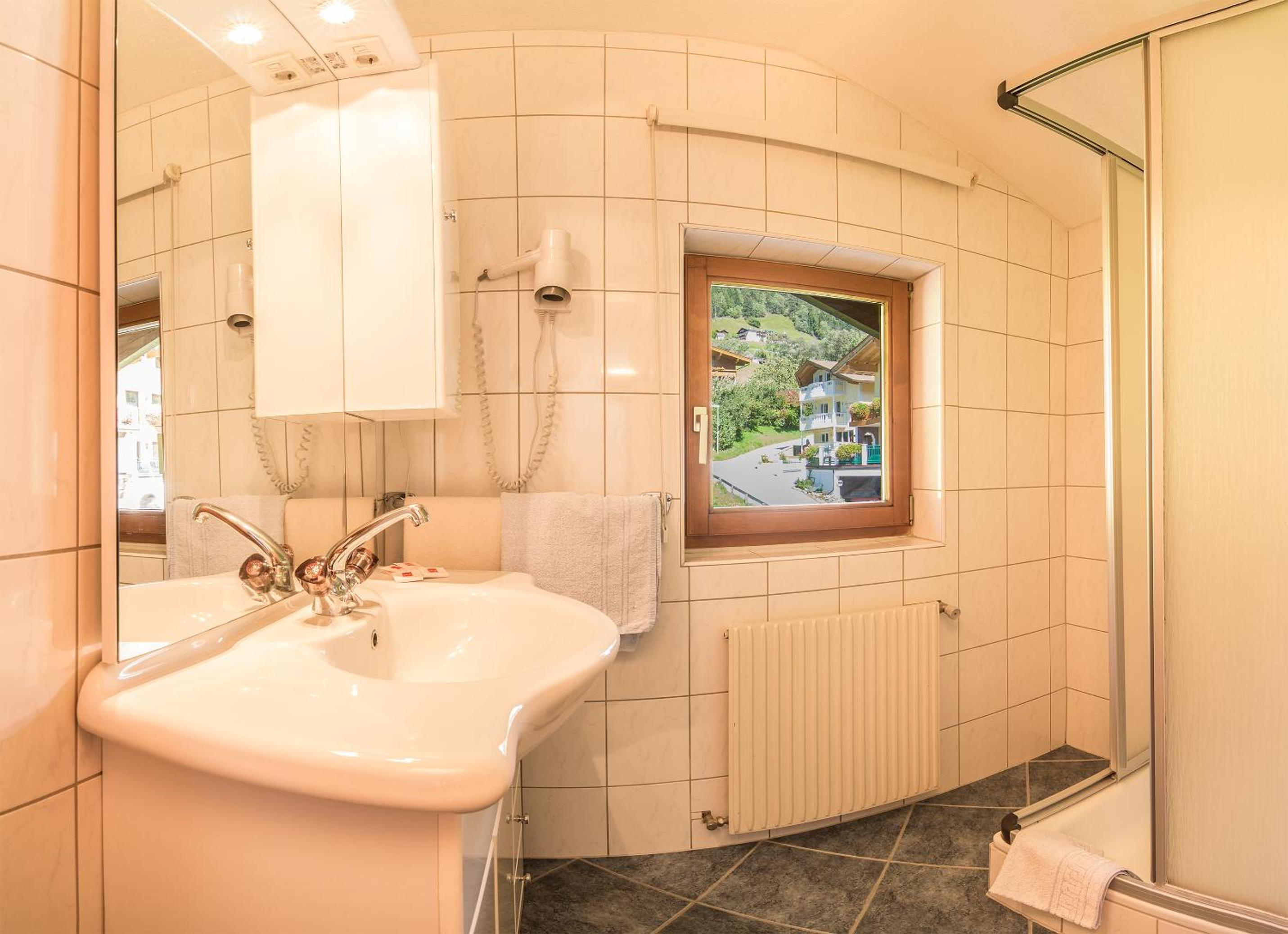 Two-Bedroom Apartment with Balcony photo 3
