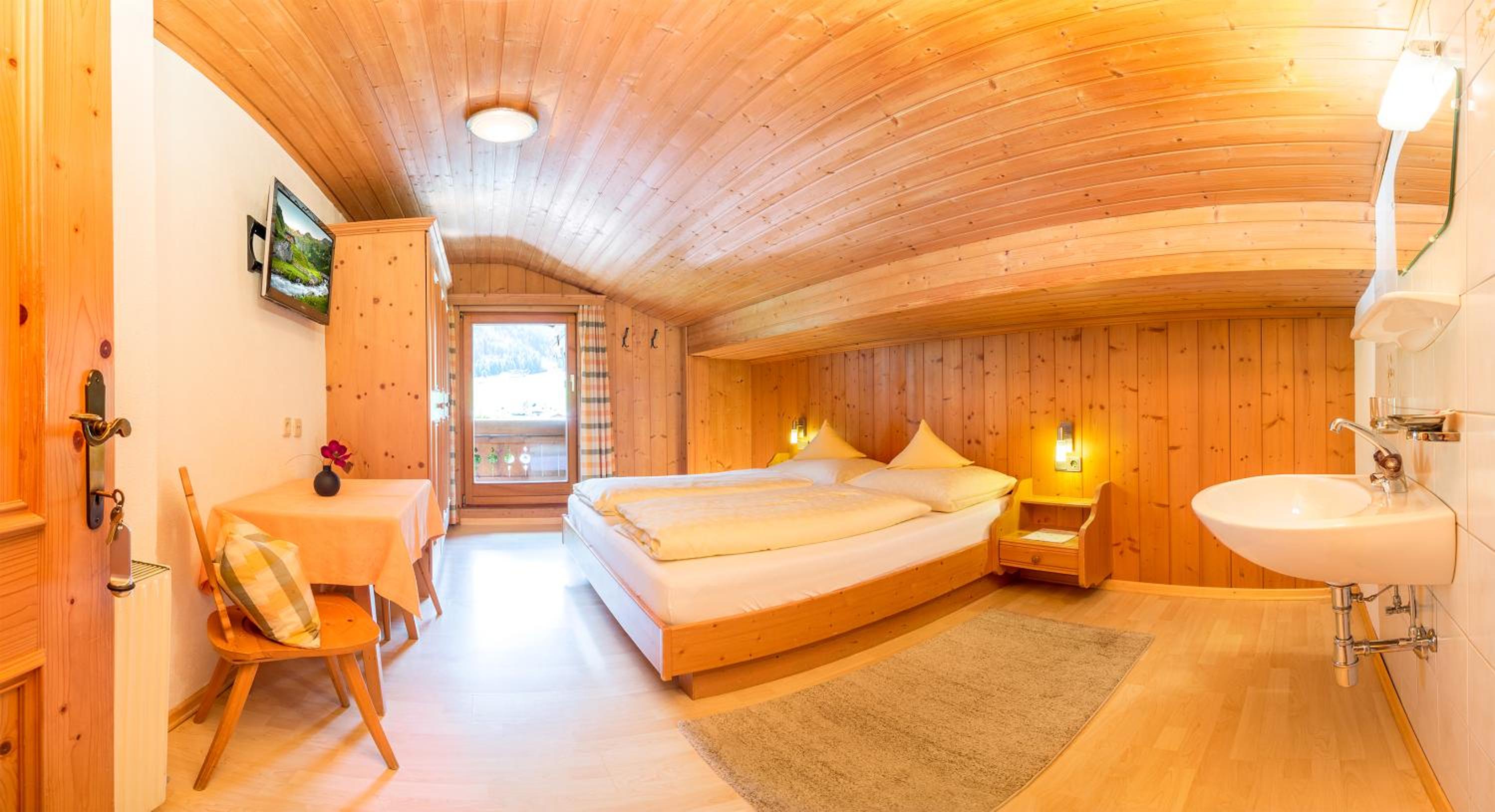 Two-Bedroom Apartment with Balcony photo 2