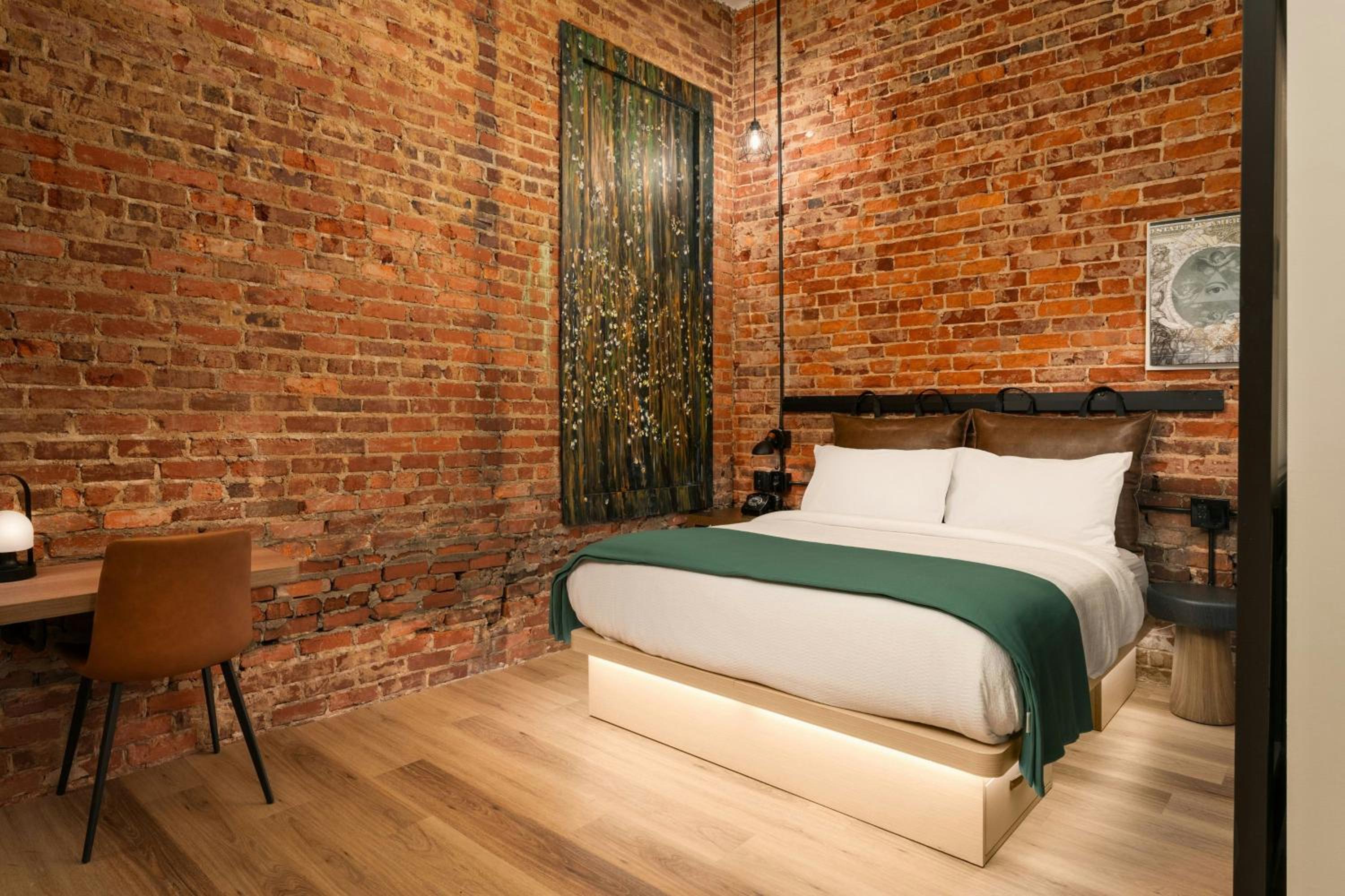 Queen Room - Windowless - Hearing Accessible