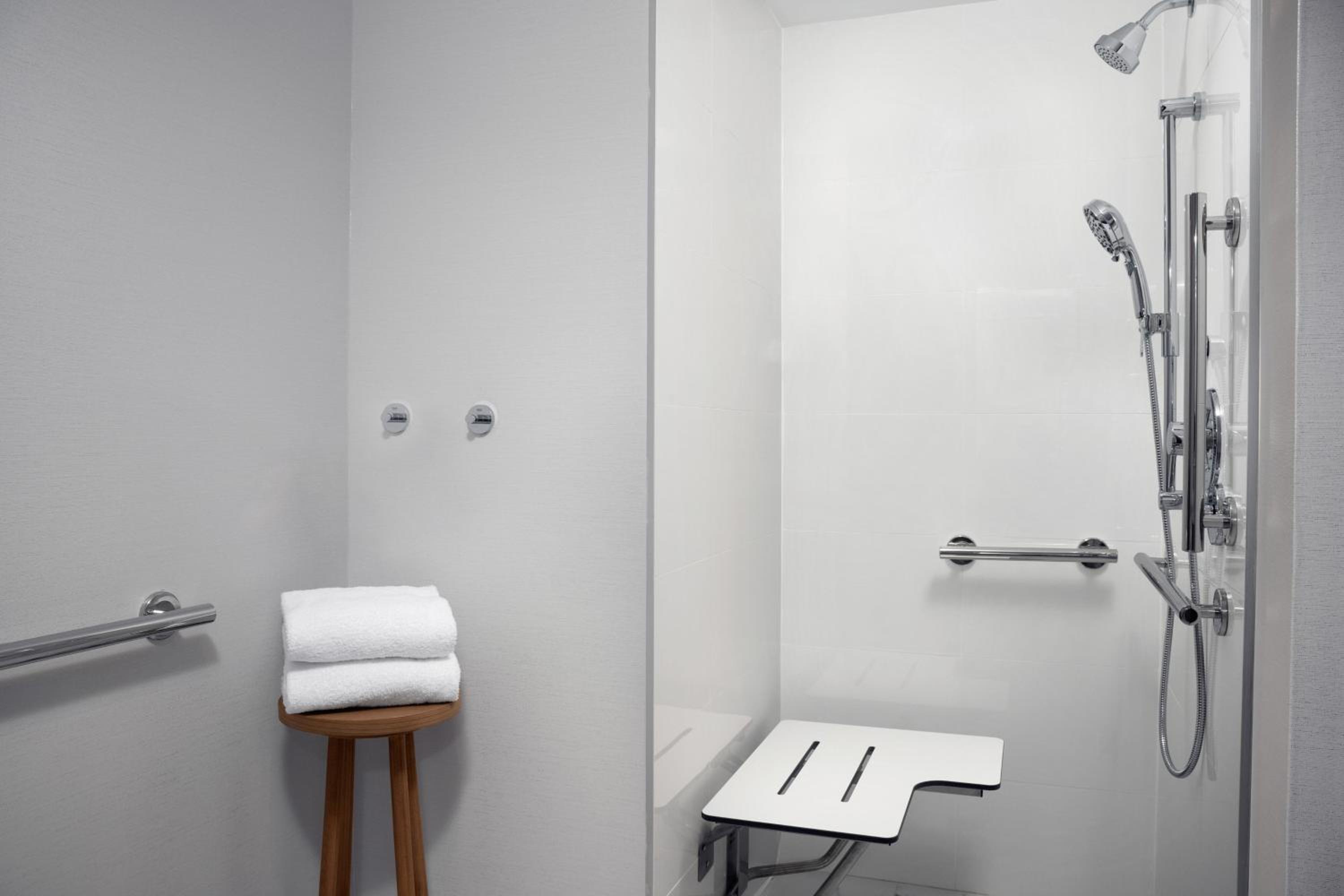 King Suite with City View and Roll-In Shower - Mobility Access thumbnail 5