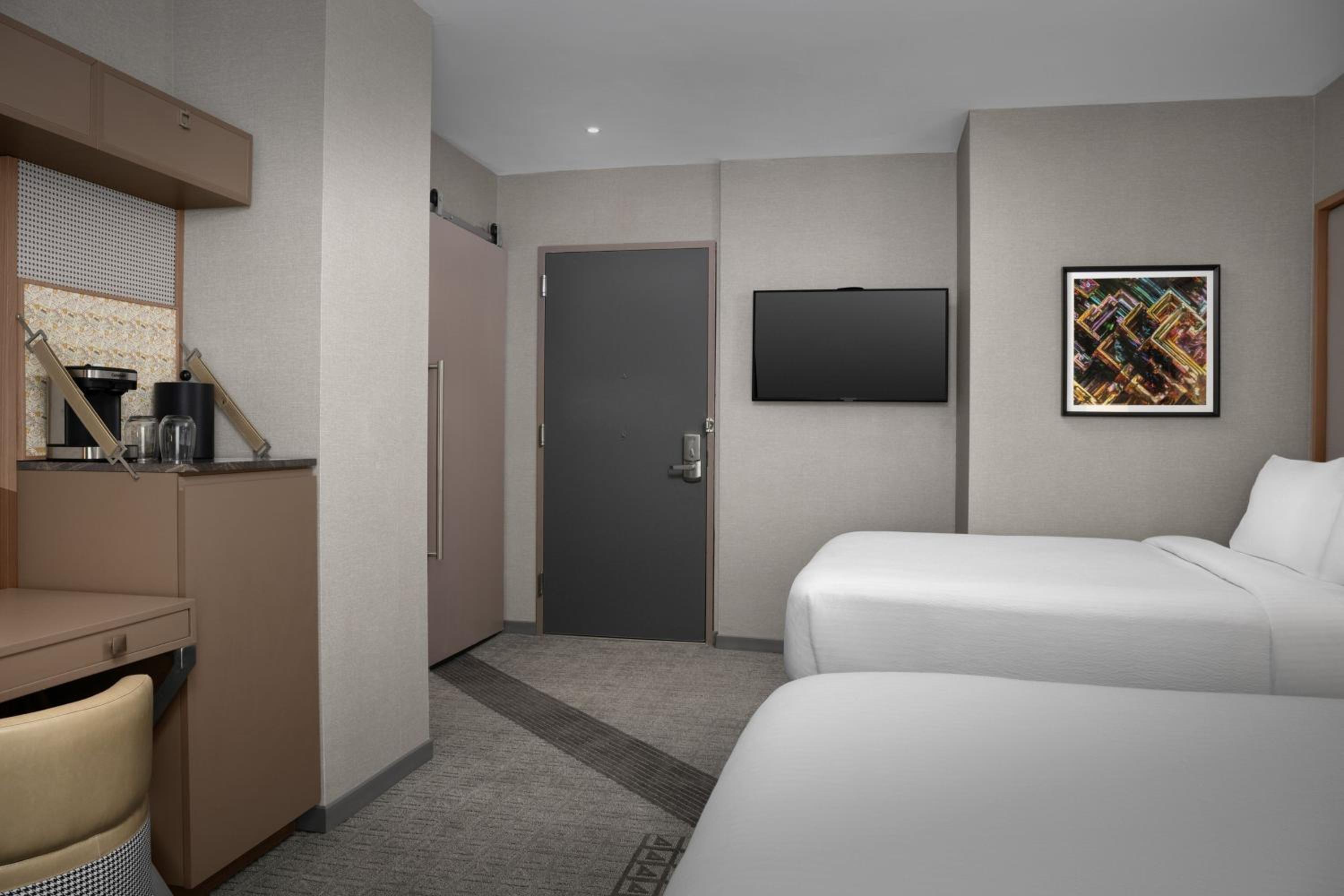 Queen Suite with Two Queen Beds, High Floor and Roll-In Shower - Mobility Access/Hearing Accessible