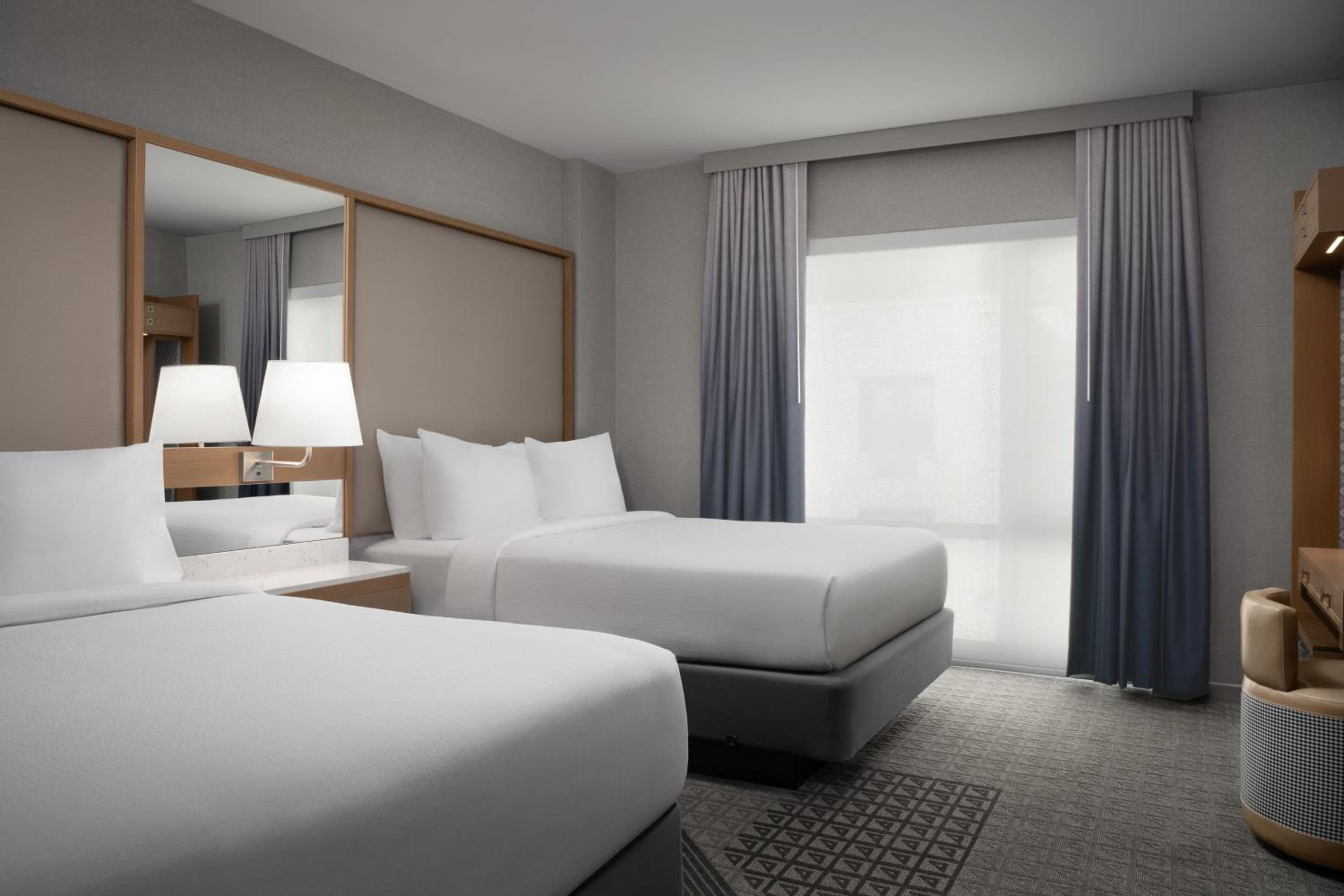 Queen Suite with Two Queen Beds, High Floor and Roll-In Shower - Mobility Access/Hearing Accessible