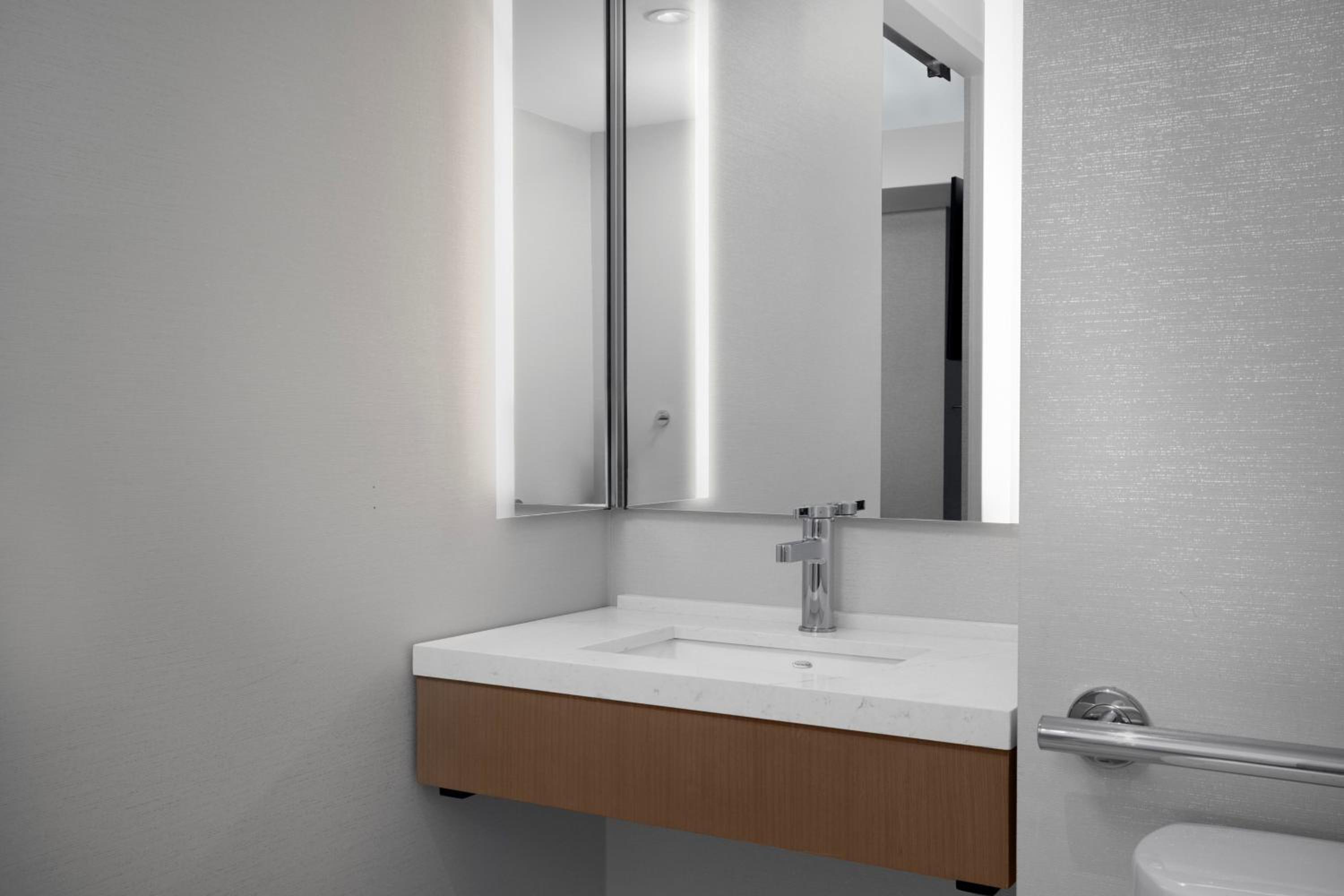 Queen Suite with Two Queen Beds, High Floor and Roll-In Shower - Mobility Access/Hearing Accessible