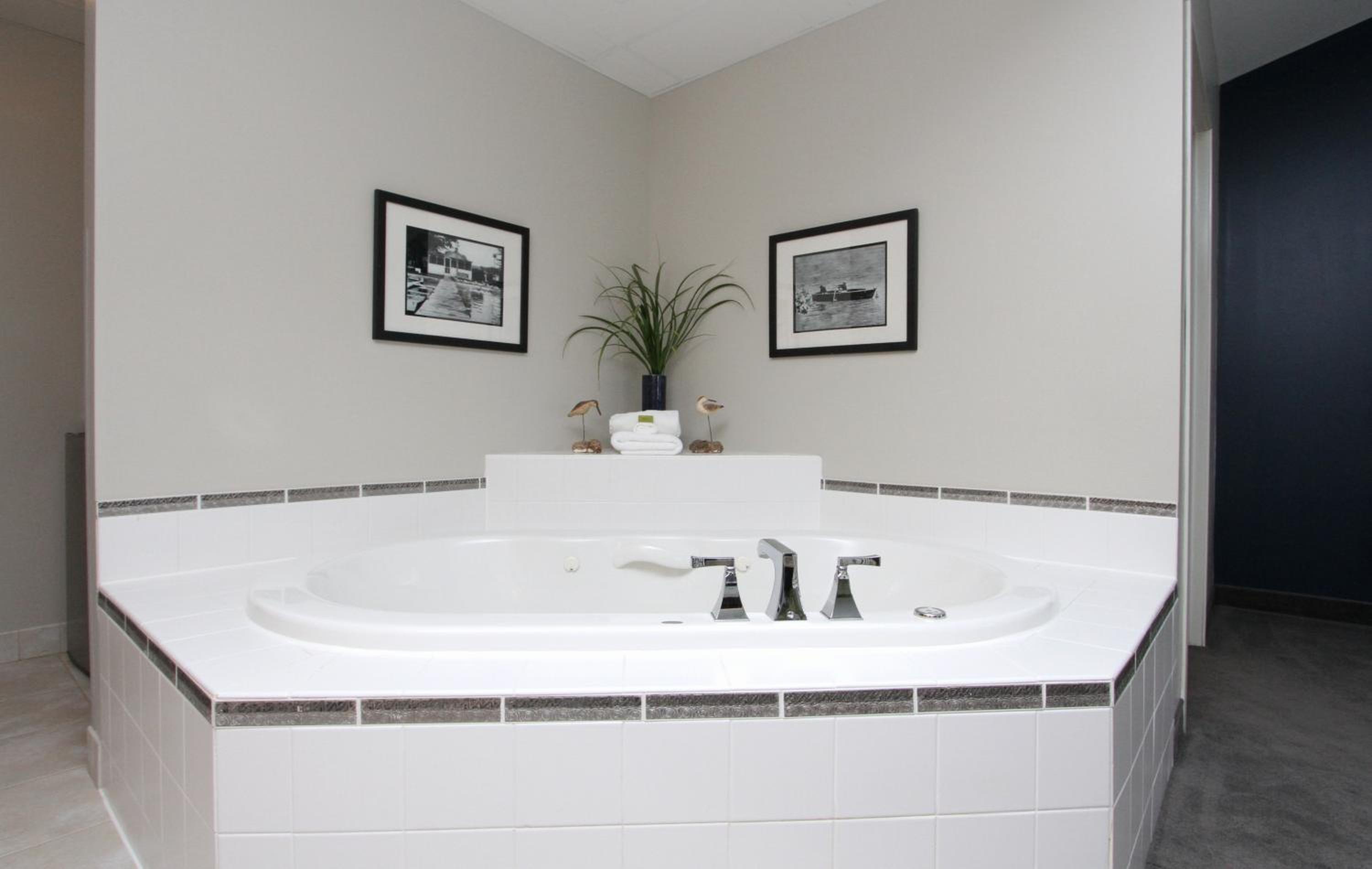 Lakeside Deluxe Suite photo 3