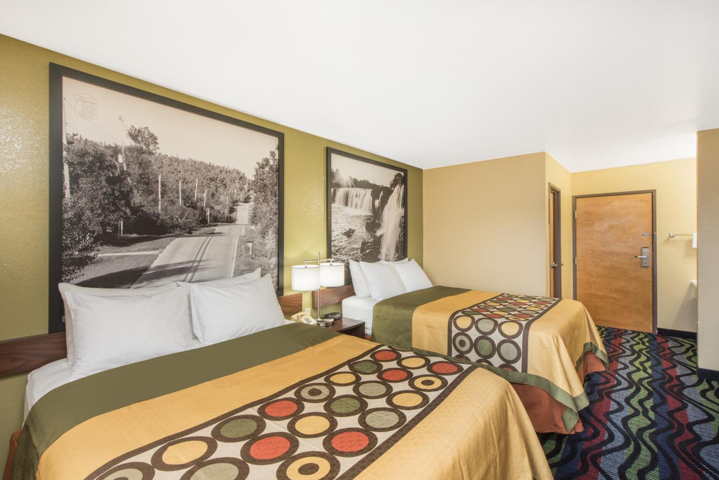Queen Room with Two Queen Beds - Non-Smoking - Photo 1