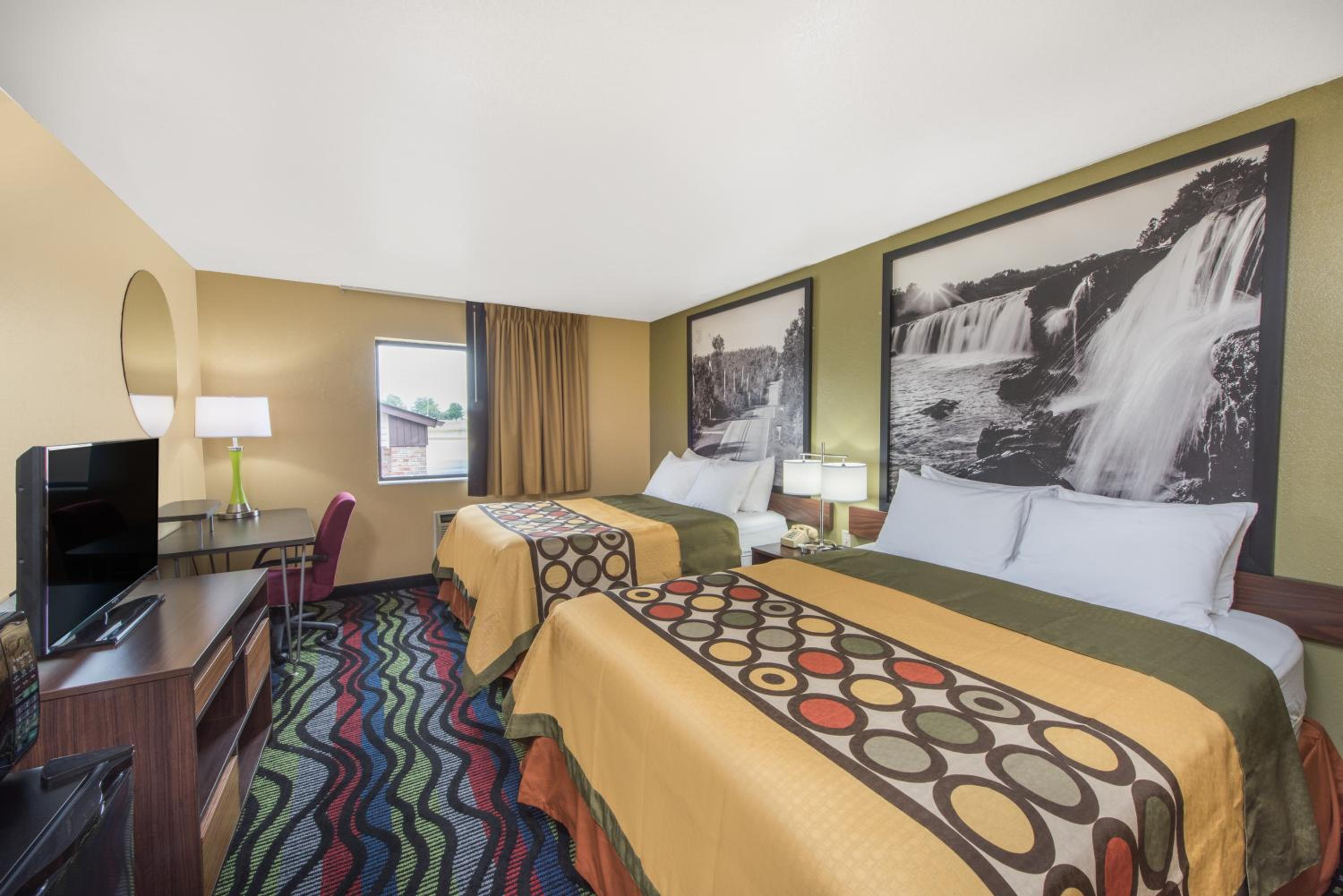 Queen Room with Two Queen Beds - Non-Smoking - Photo 2