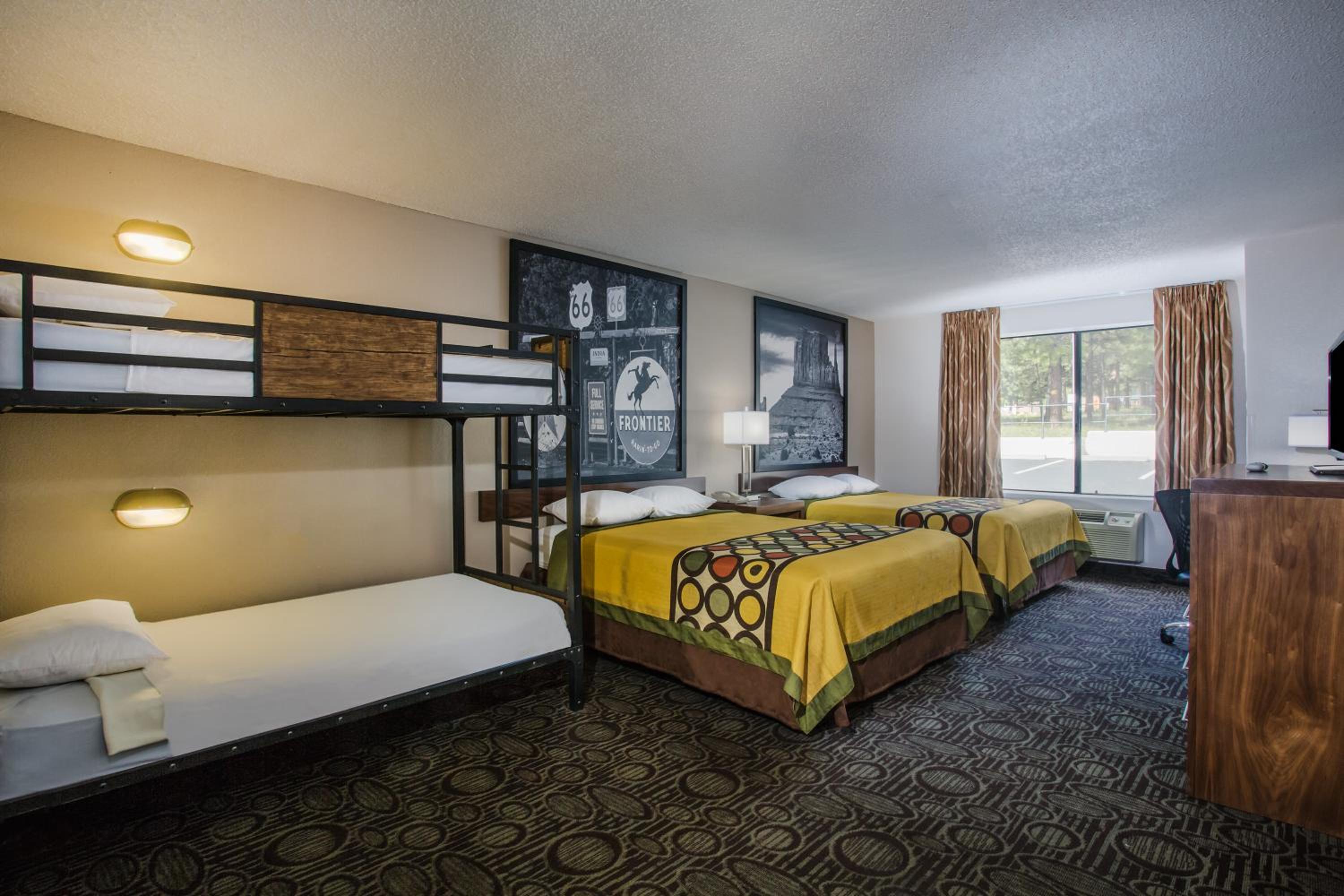 Studio Suite with Two Queen Beds and Bunk Bed - Non-Smoking - Photo 3