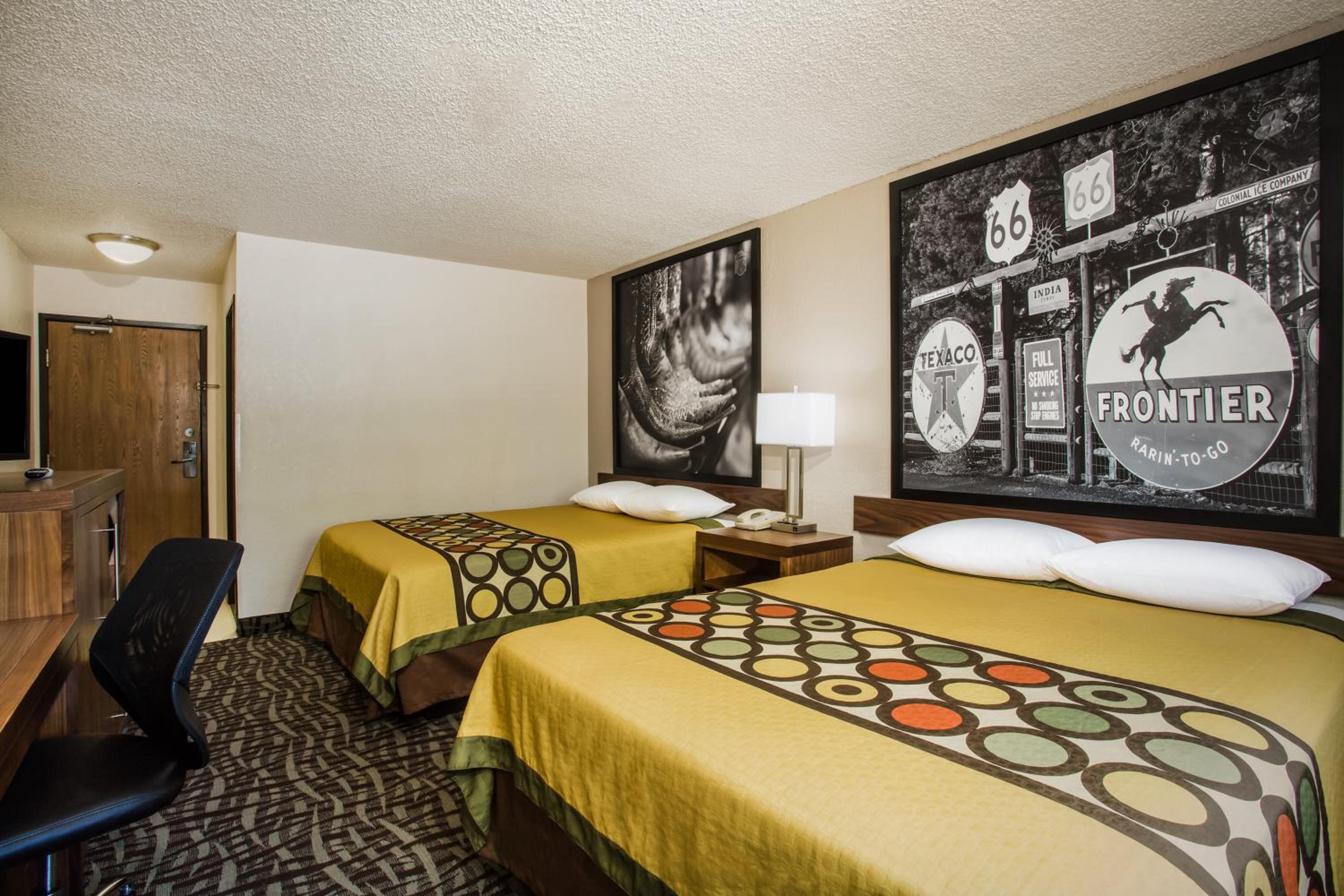 Queen Room with Two Queen Beds - Non-Smoking - Photo 3