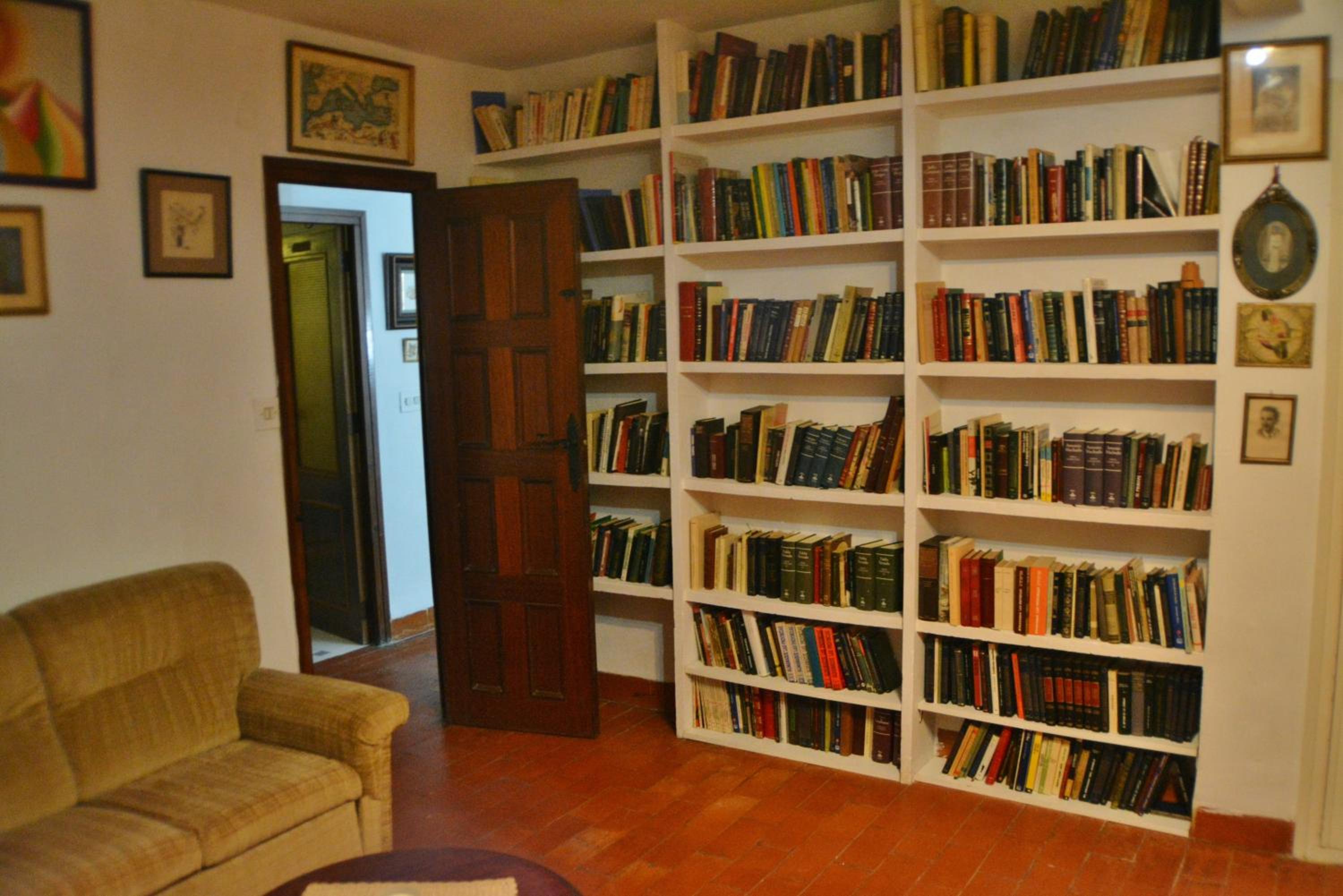 Five-Bedroom House photo 3