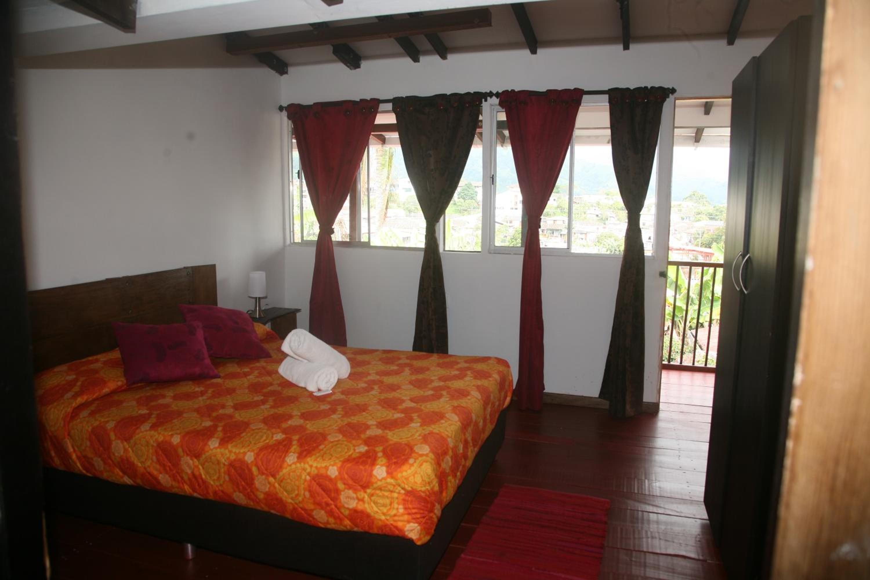 Private Double - Shared Bathroom - Balcony photo 3