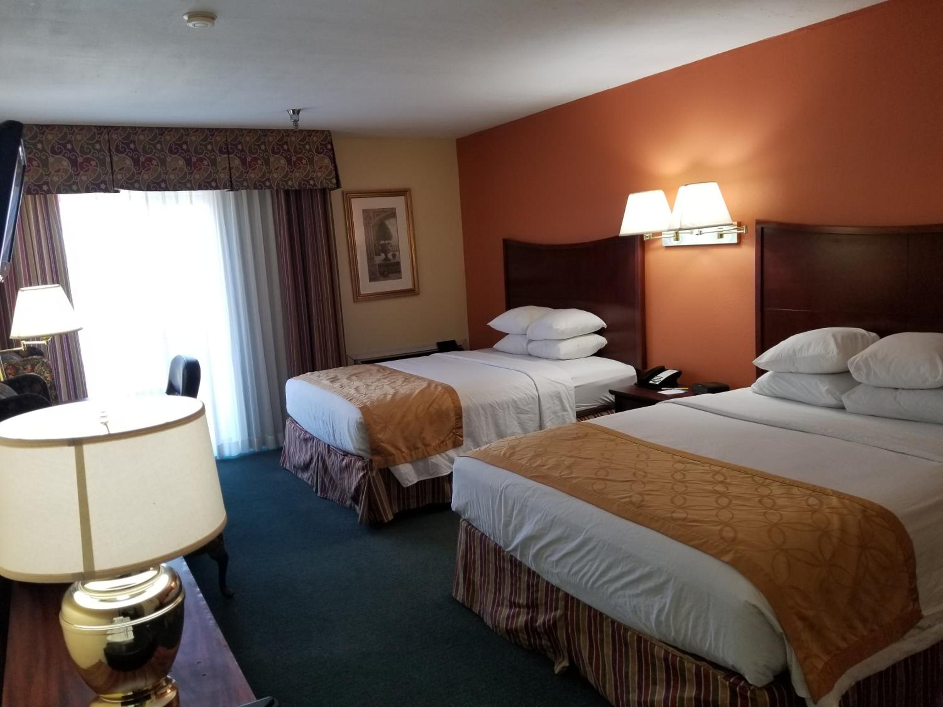 Queen Room with Two Queen Beds - Non-Smoking - Photo 2