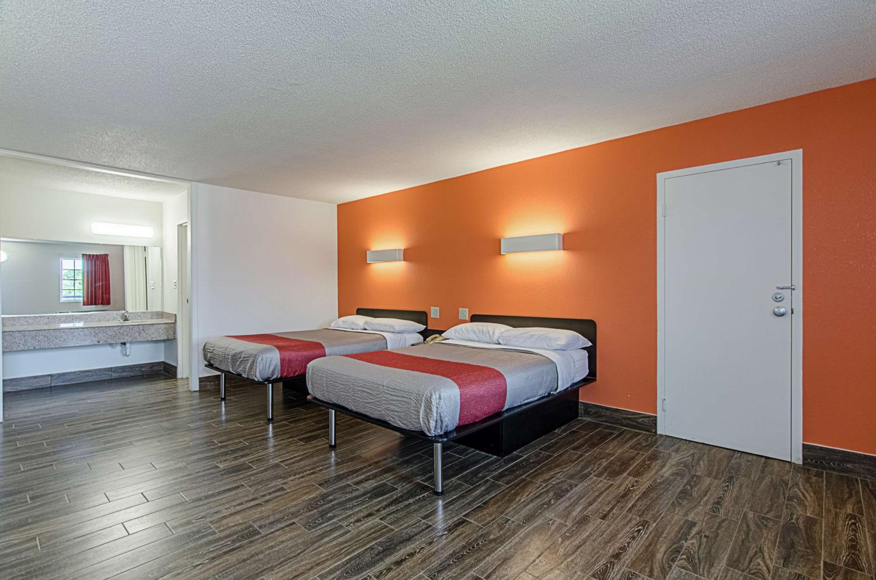 Quadruple Room - Non-Smoking - Photo 4