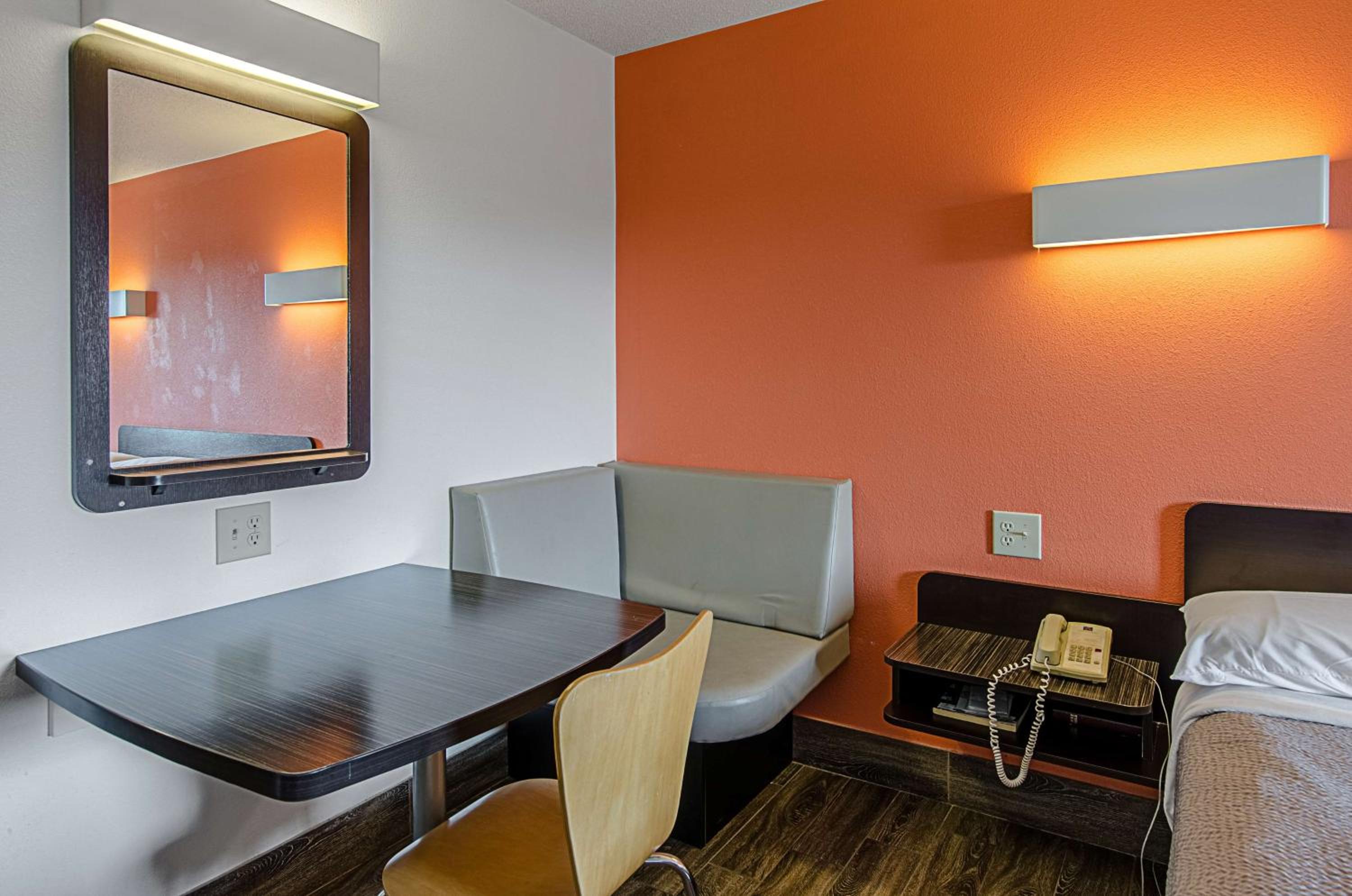 King Room - Non-Smoking - Photo 6