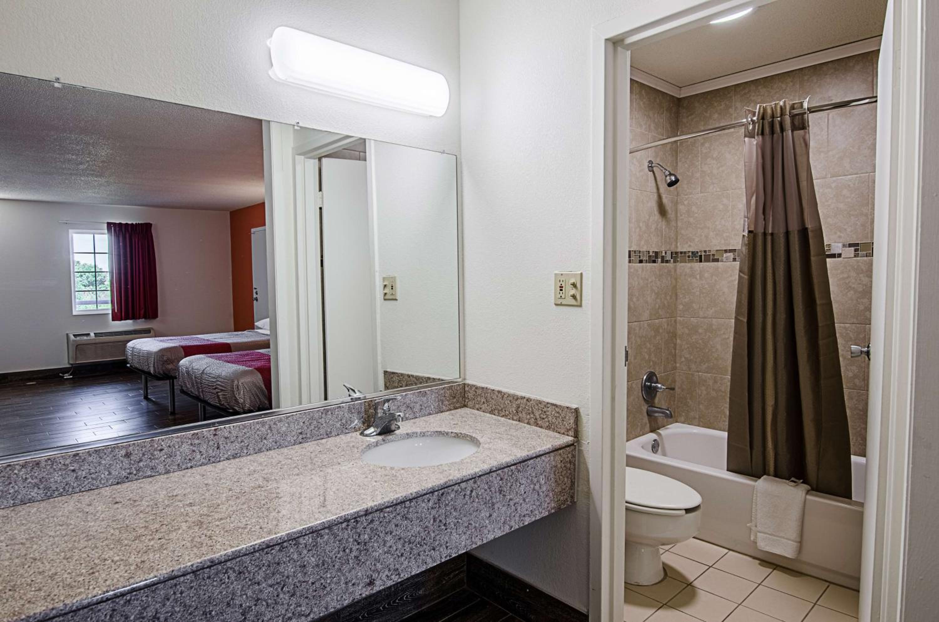 King Room - Non-Smoking - Photo 5