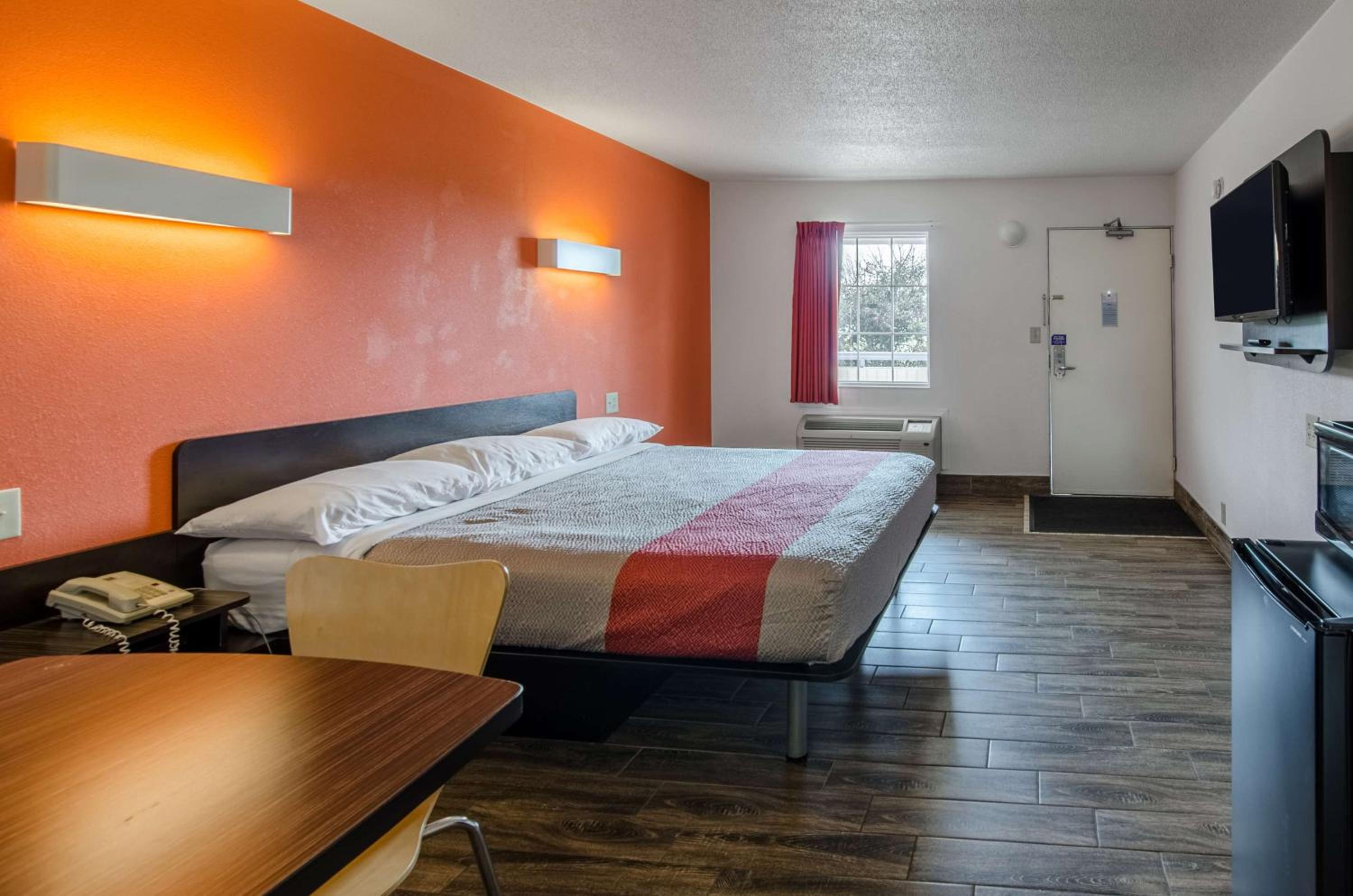King Room - Non-Smoking - Photo 1