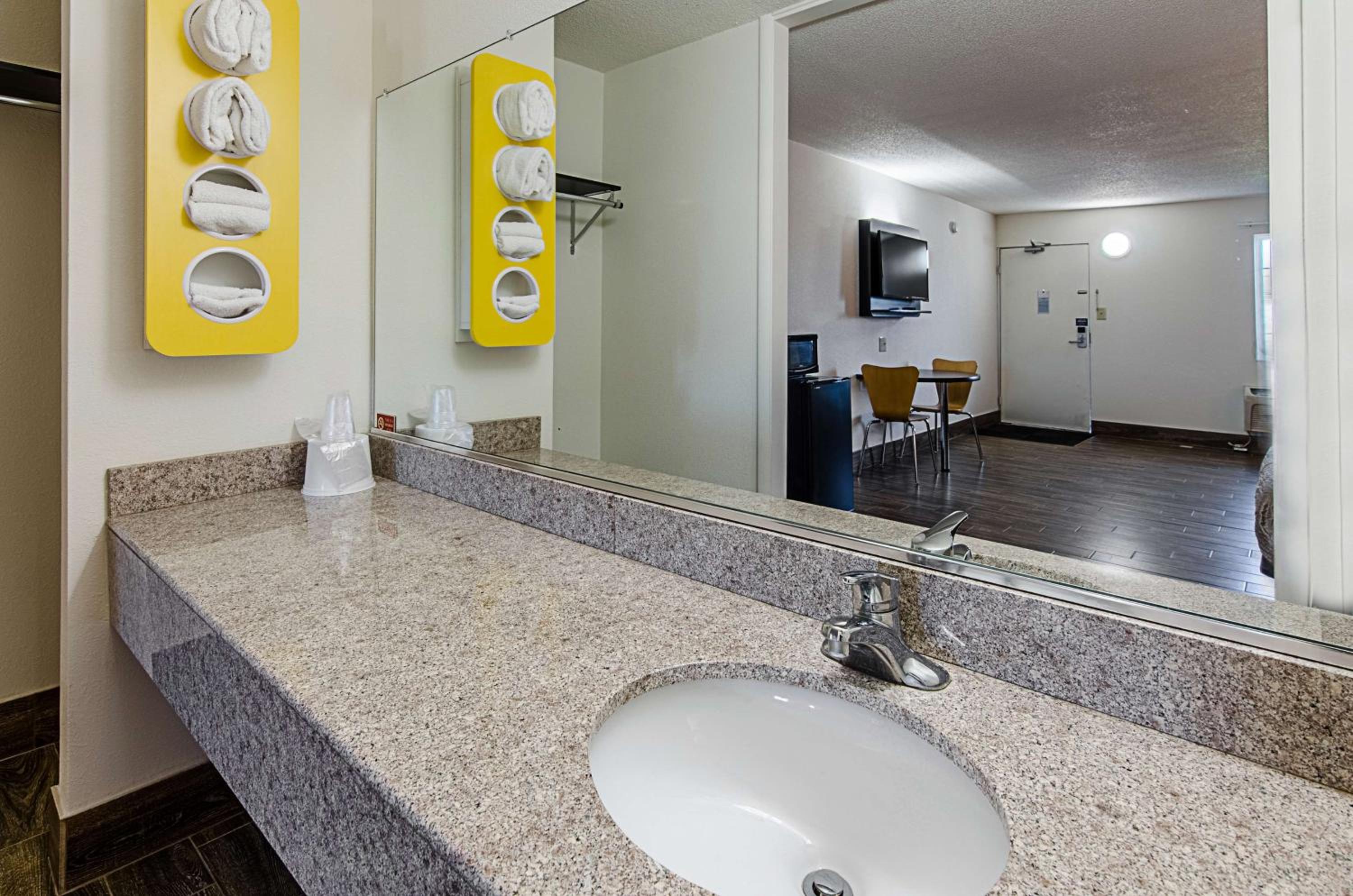 King Room - Non-Smoking - Photo 2