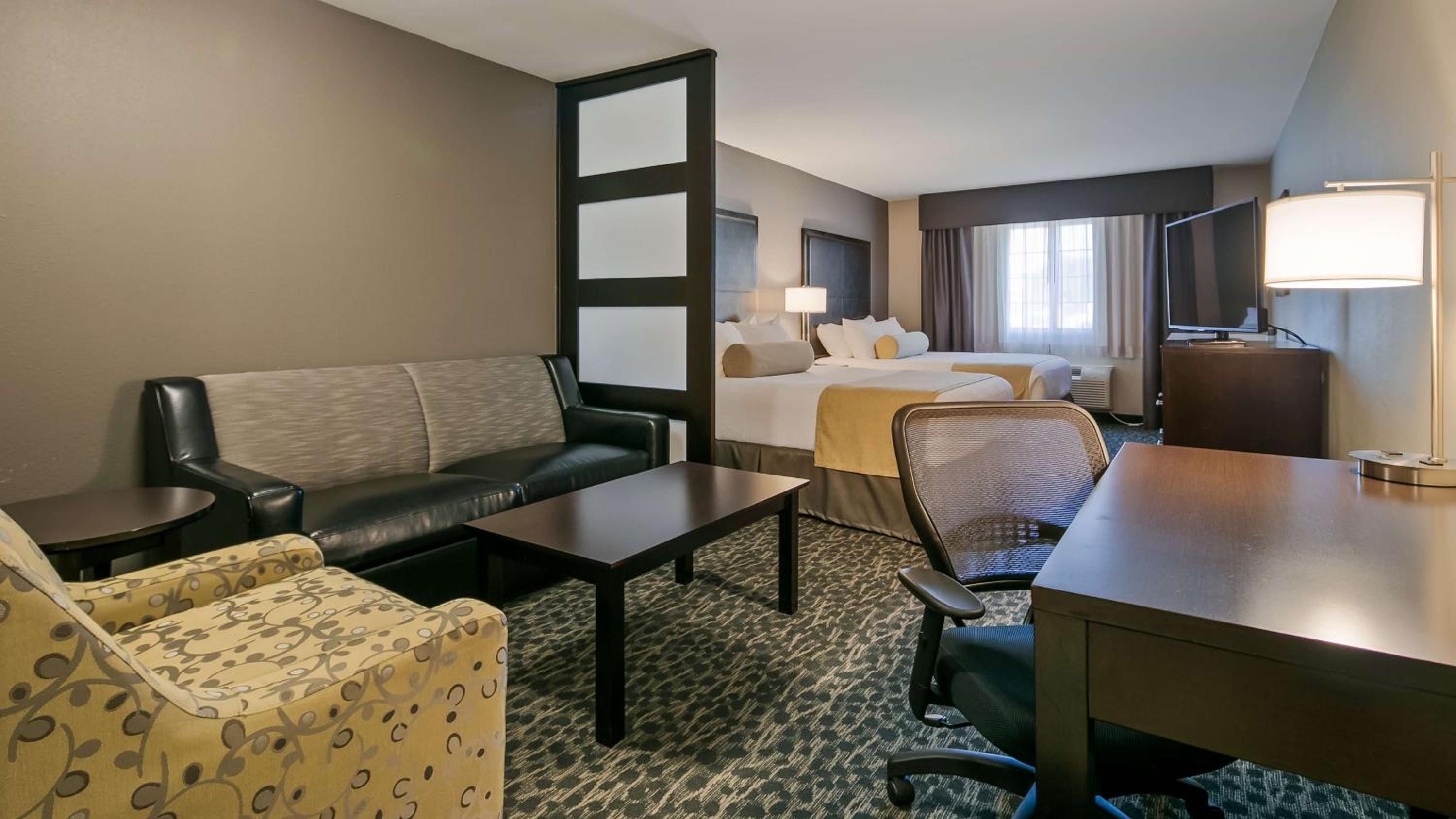 Suite with Two Queen Beds and Sofa Bed - Non-Smoking photo 2