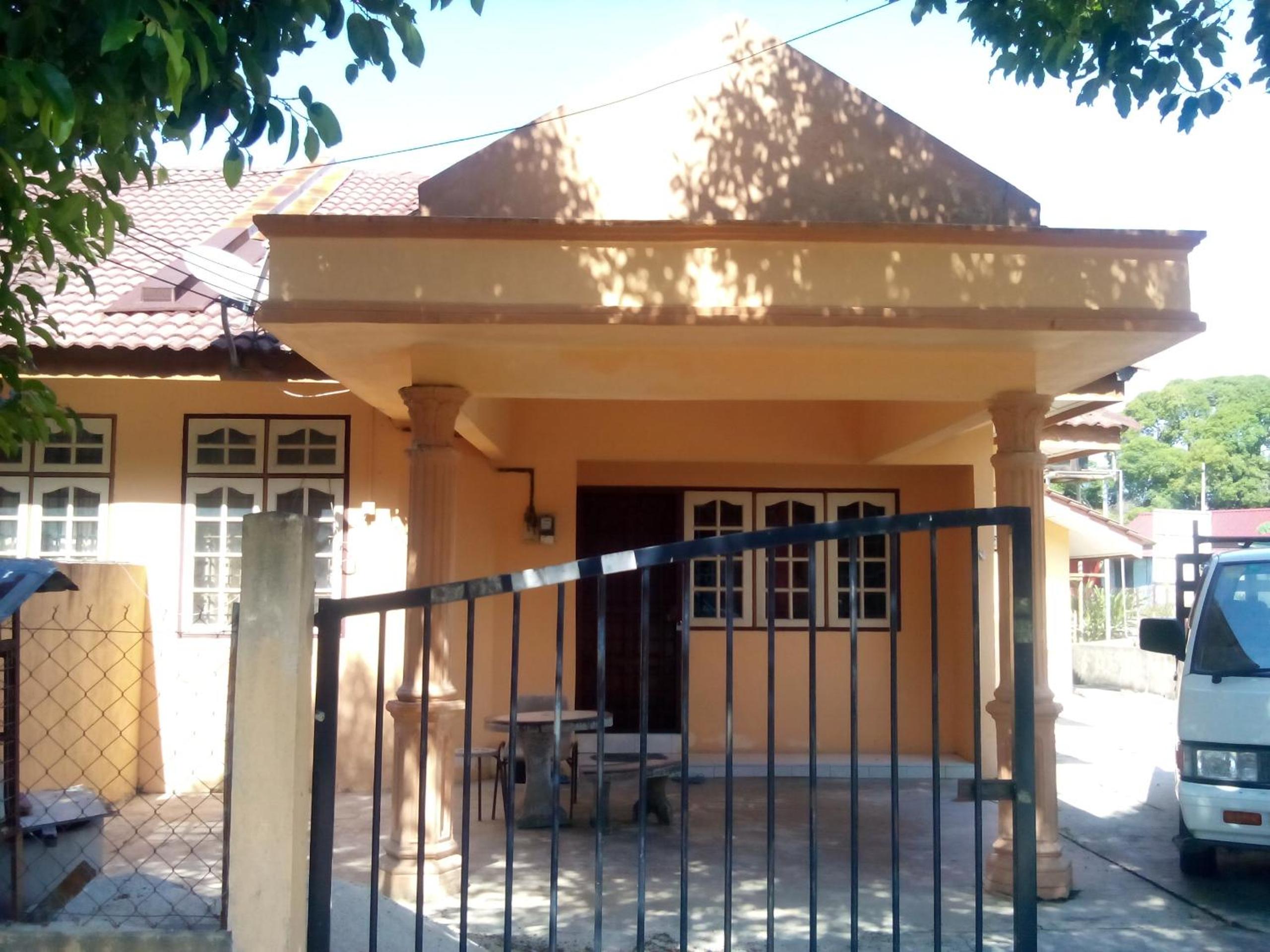 Three-Bedroom House photo 2