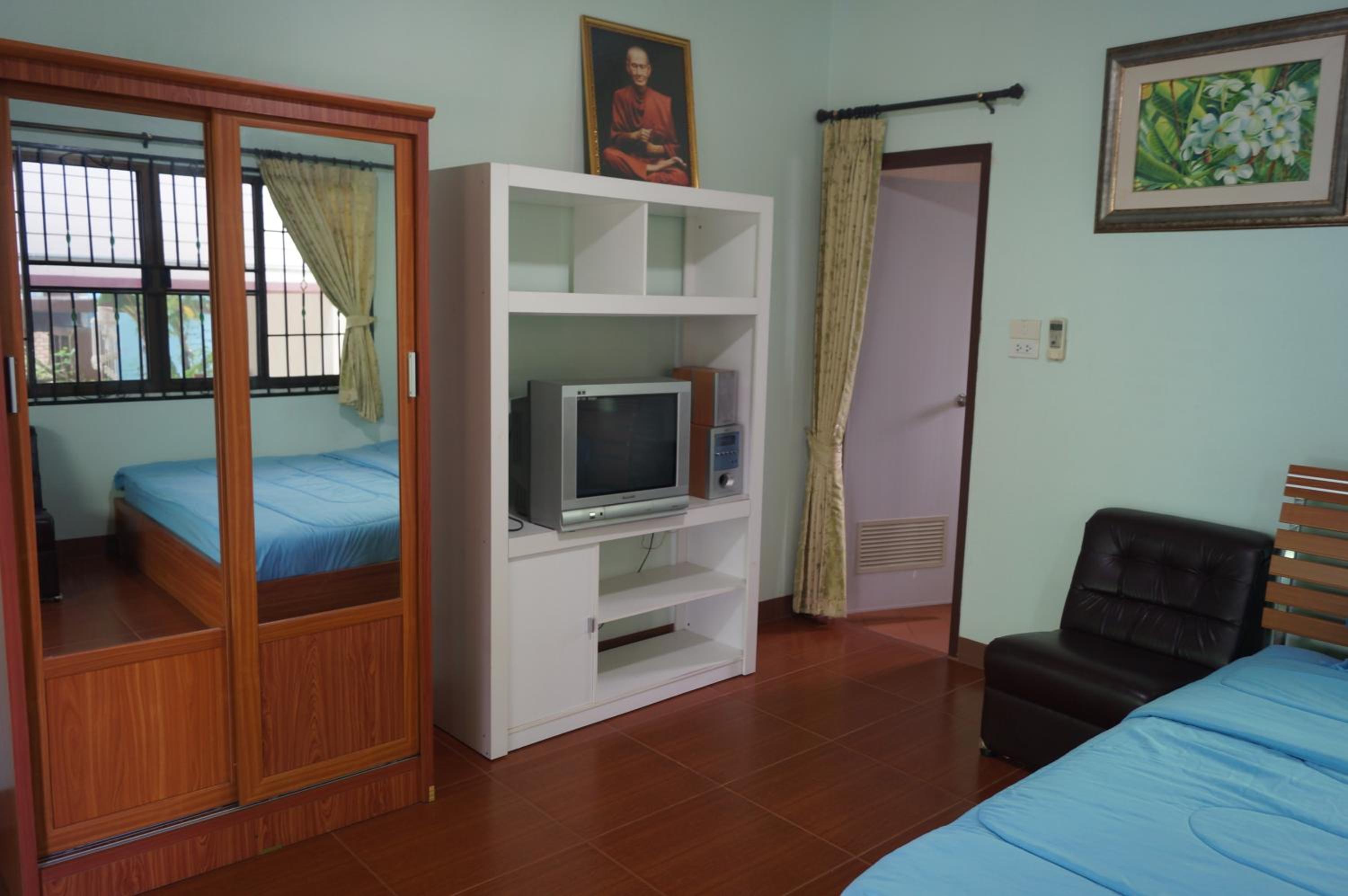 Deluxe Room (2 Adults + 1 Child) - Photo 4