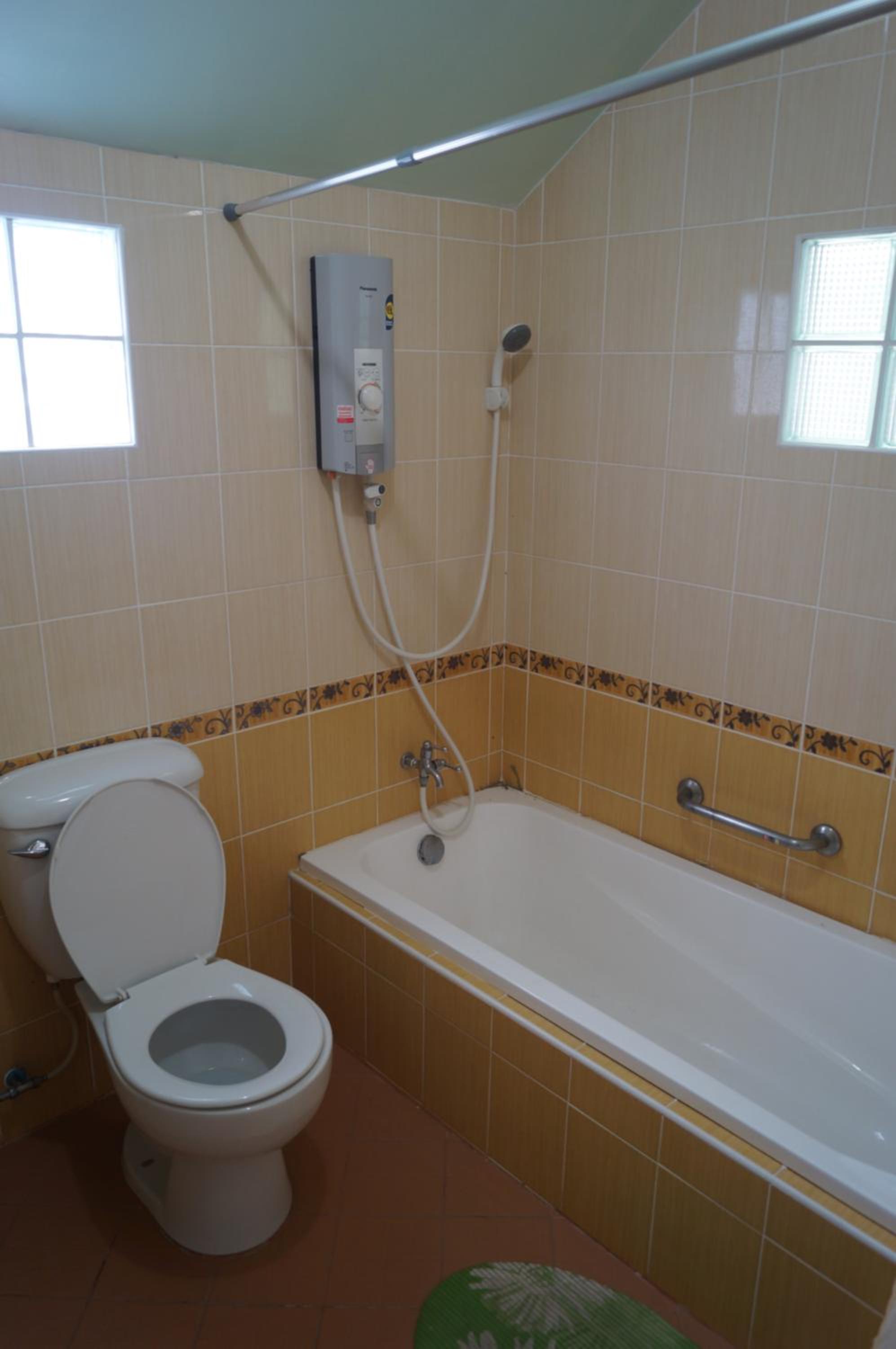 Deluxe Room (2 Adults + 1 Child) - Photo 2