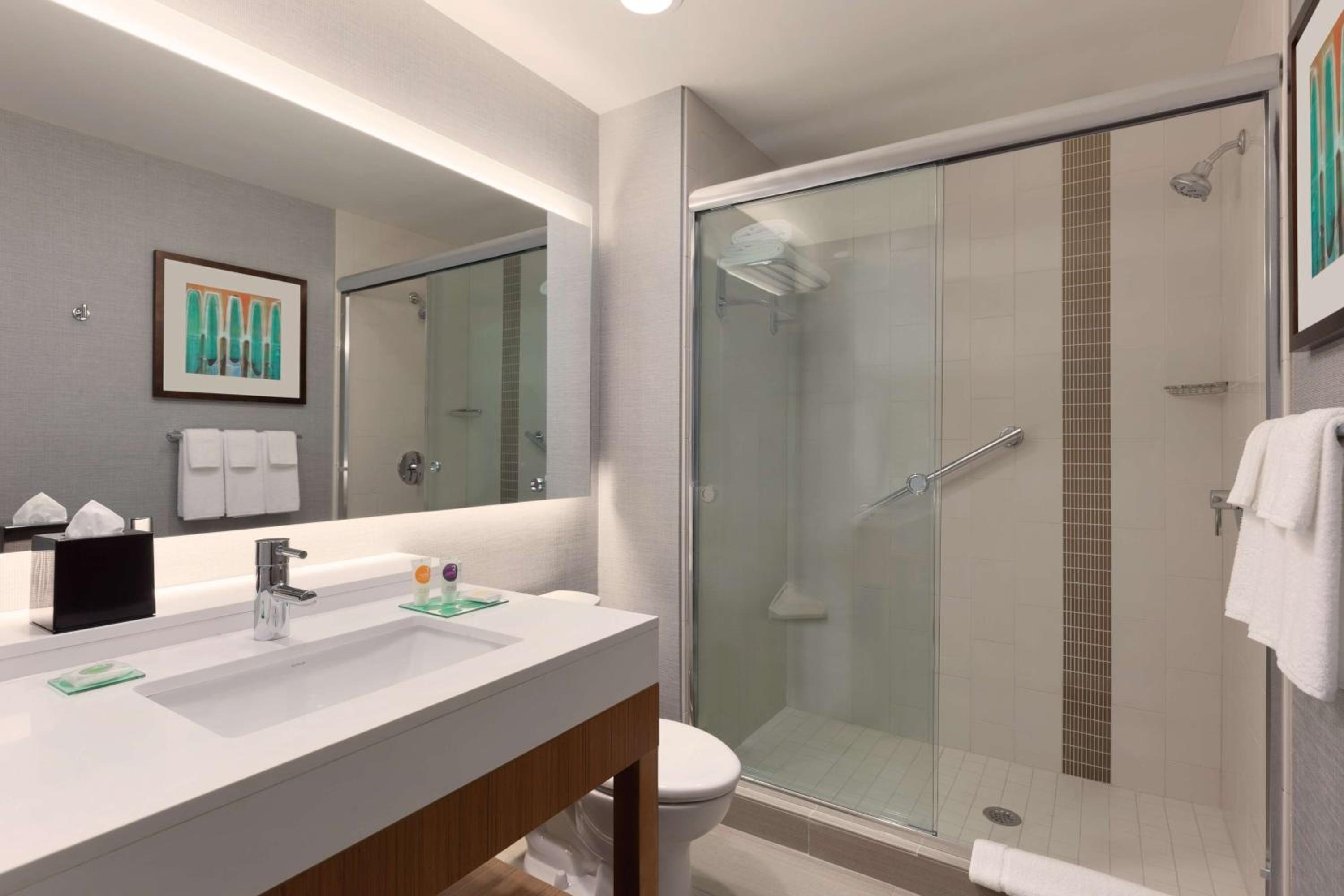 Queen Room with Two Queen Beds and Sofa Bed - High Floor photo 3