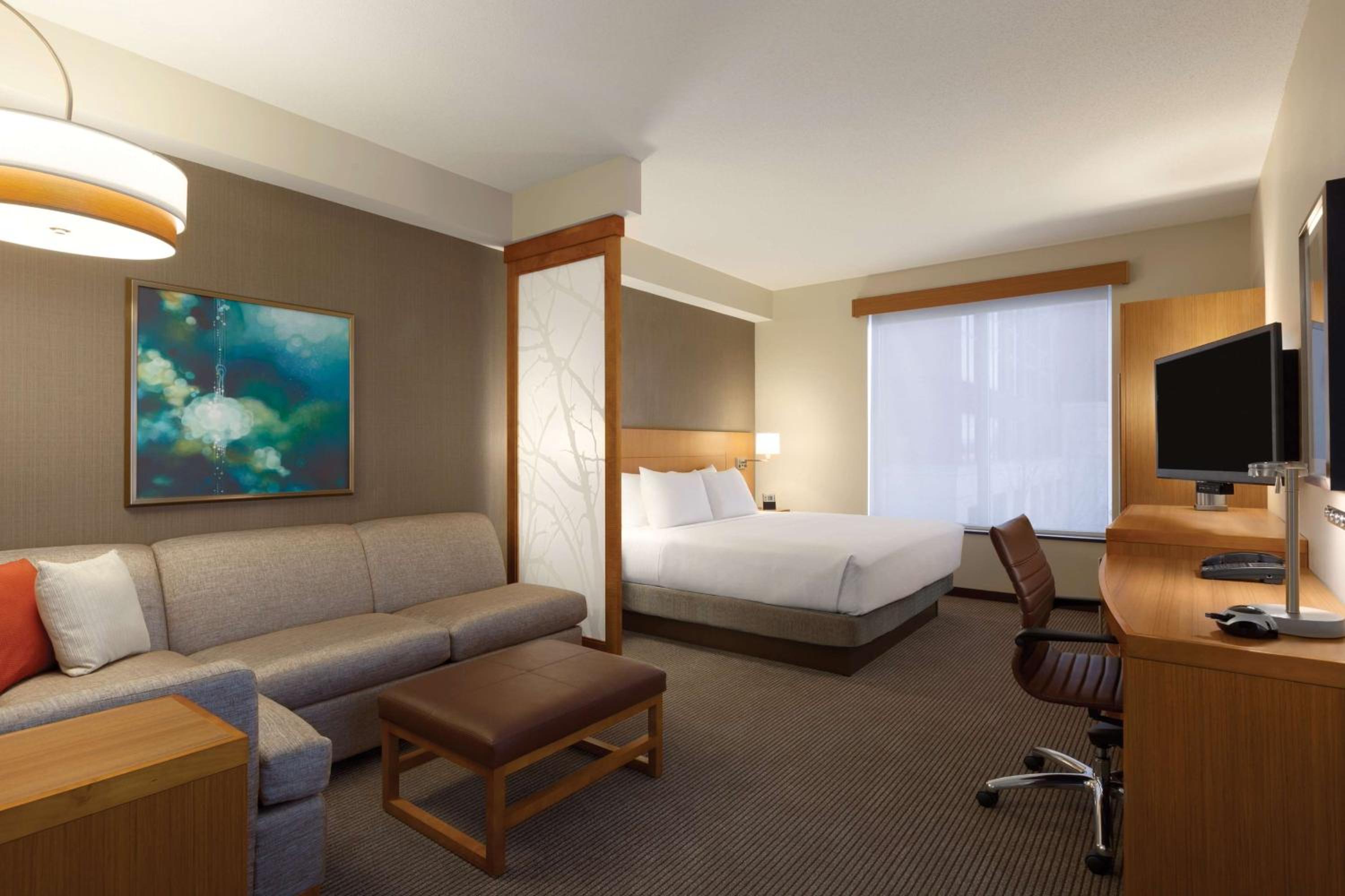 King Room with Sofa Bed - High Floor photo 3