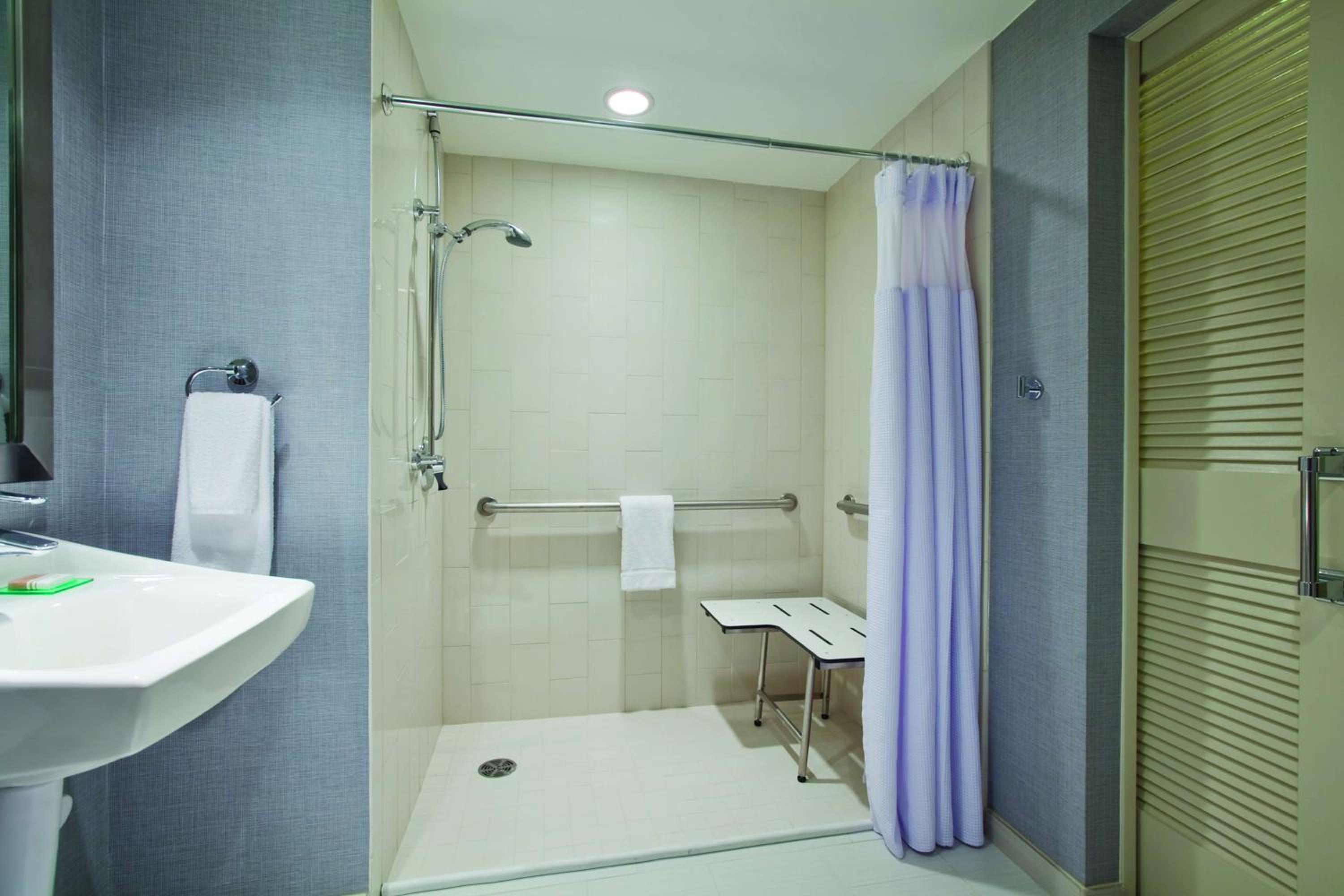 King Room with Roll-In Shower - Disability Access - Photo 4
