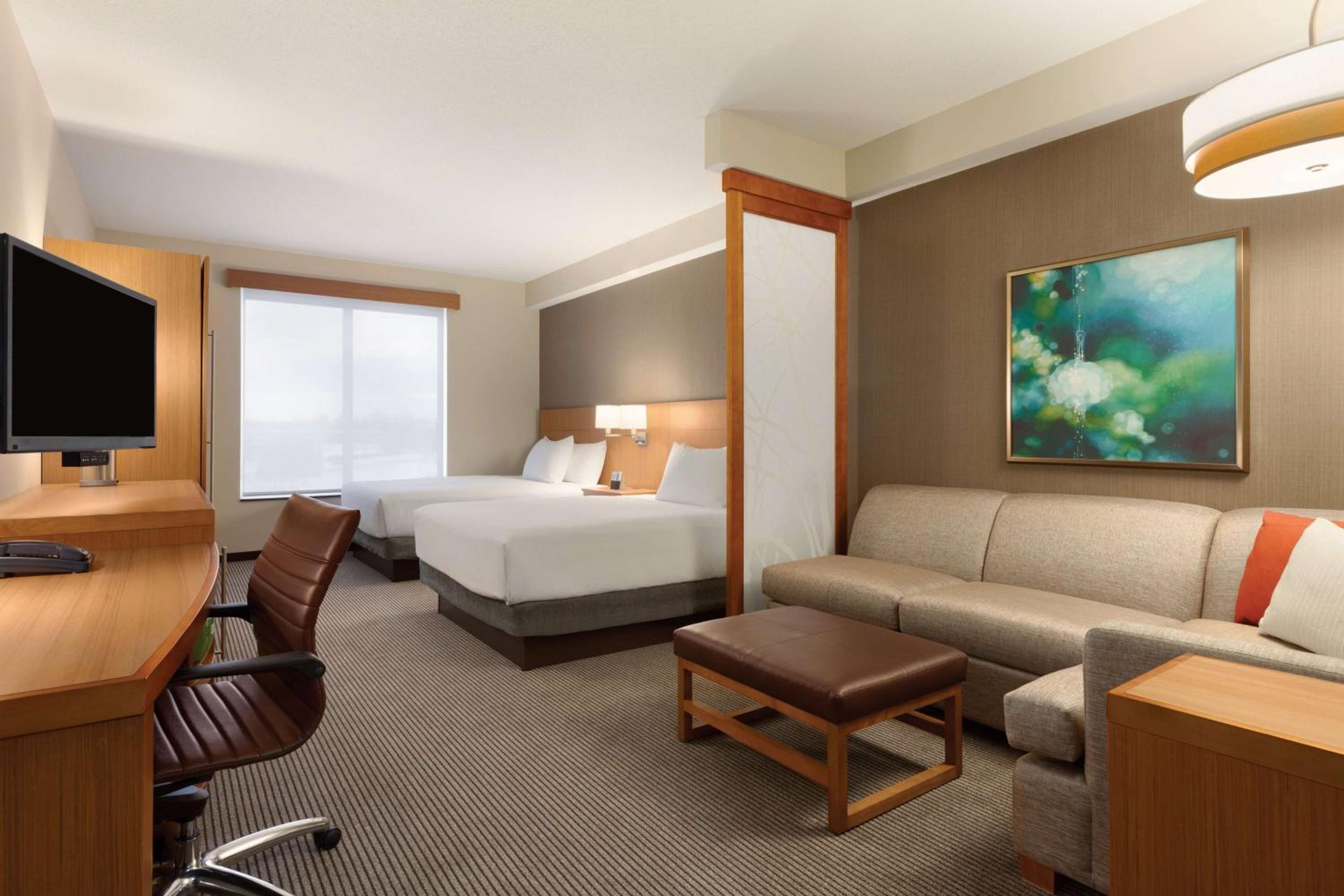 Queen Room with Two Queen Beds and Sofa Bed photo 3