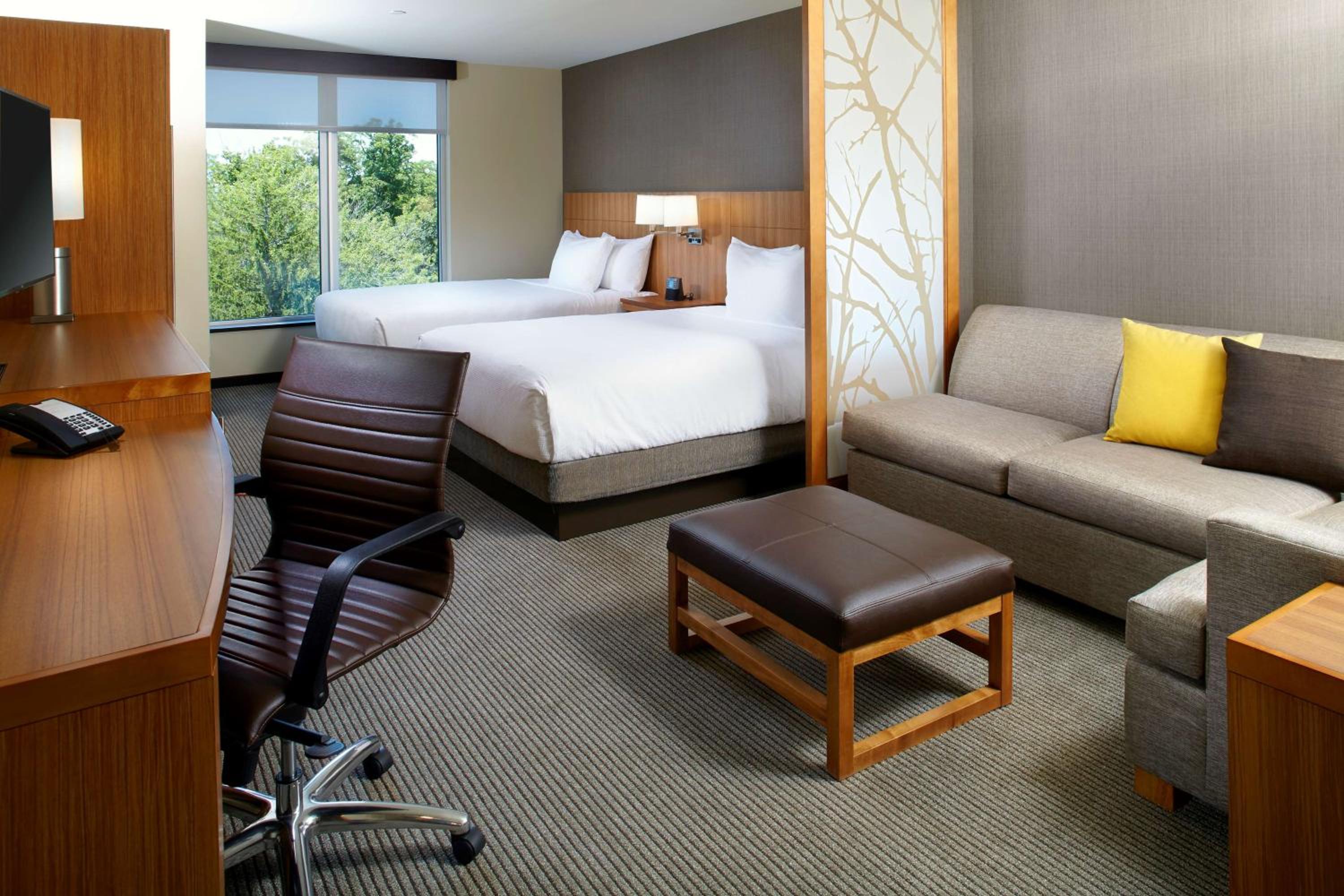 Queen Room with Two Queen Beds and Sofa Bed - High Floor photo 3