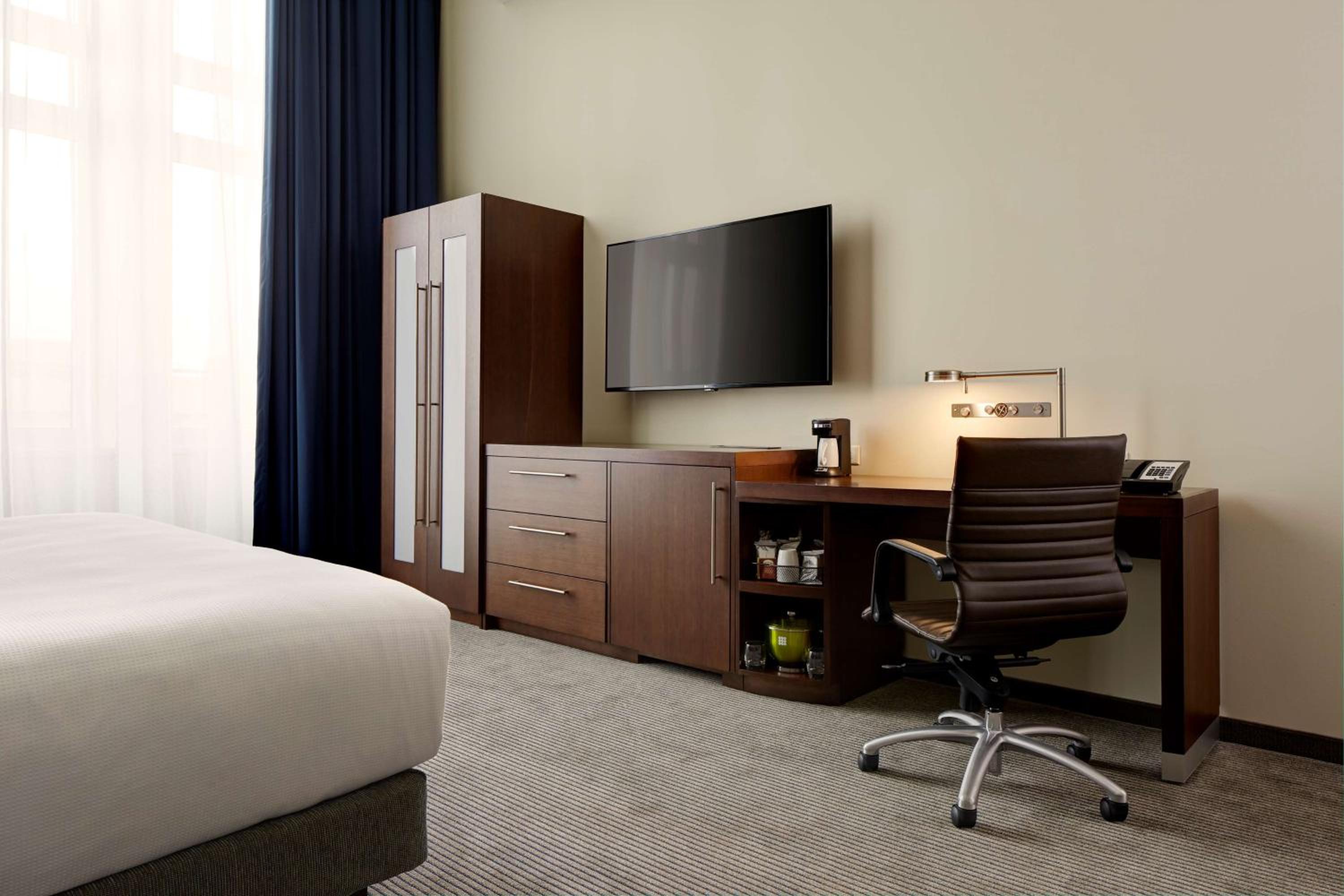 One-Bedroom King Suite with Roll-In Shower - Disability Access photo 3