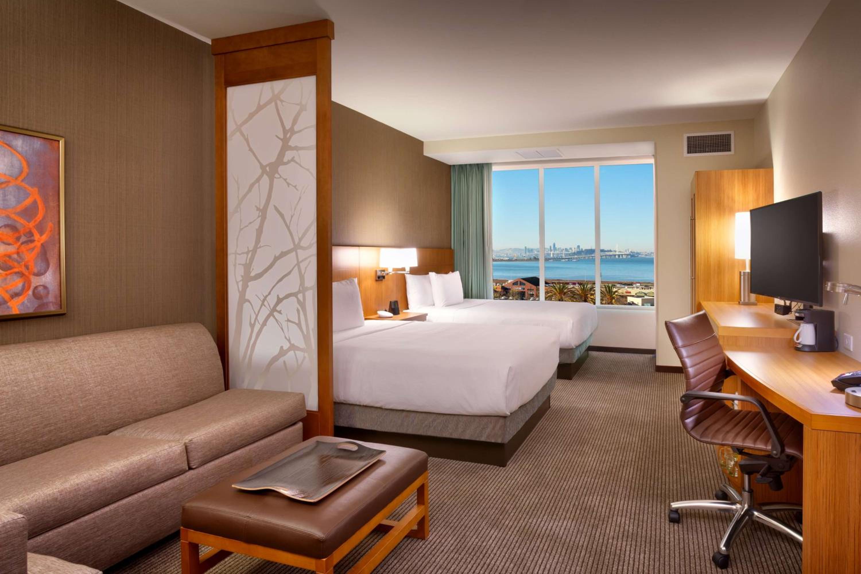 Queen Room with Two Queen Beds and Sofa Bed - High Floor photo 3