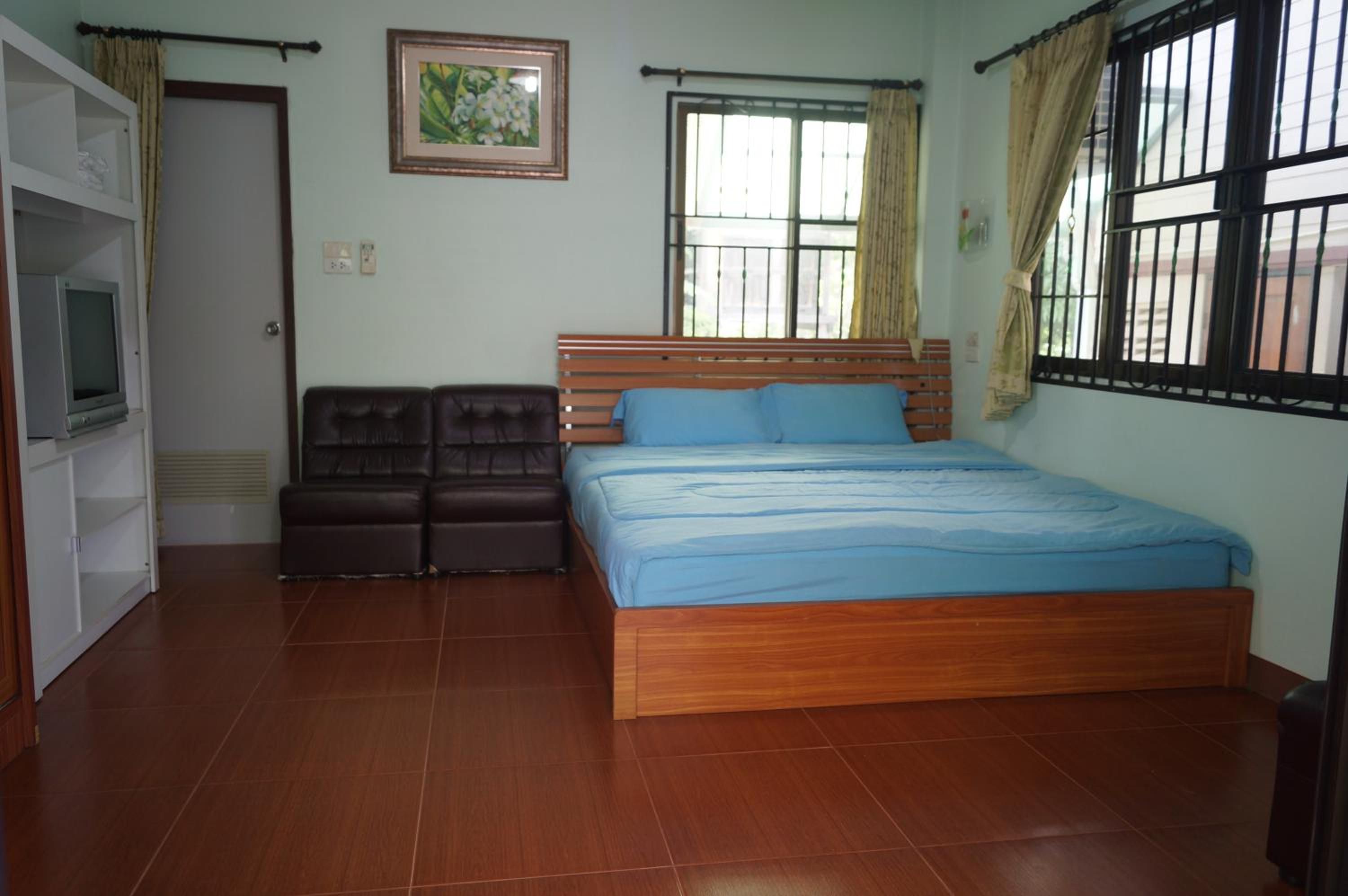 Deluxe Room (2 Adults + 1 Child) - Photo 1