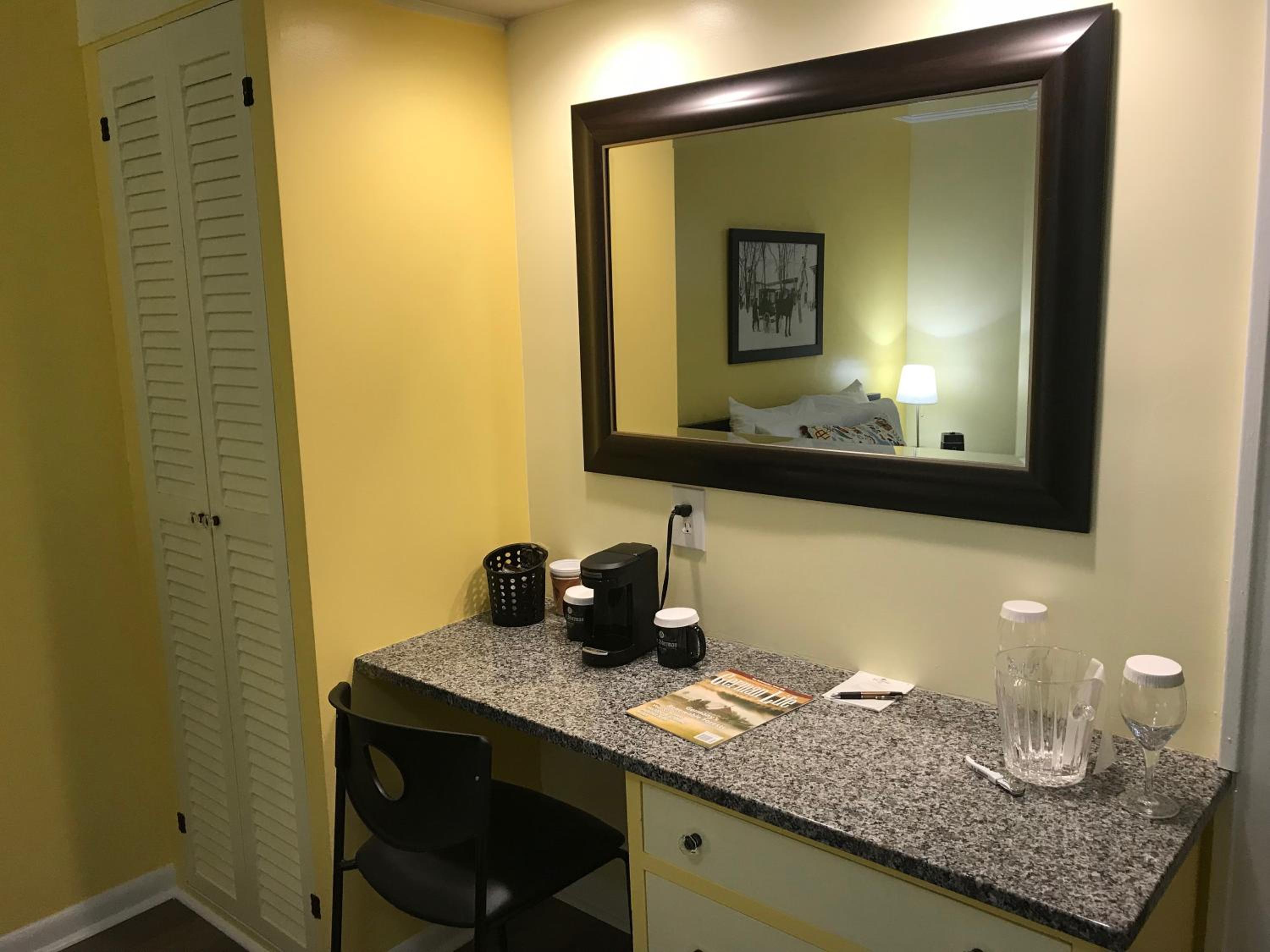 Queen Room photo 2