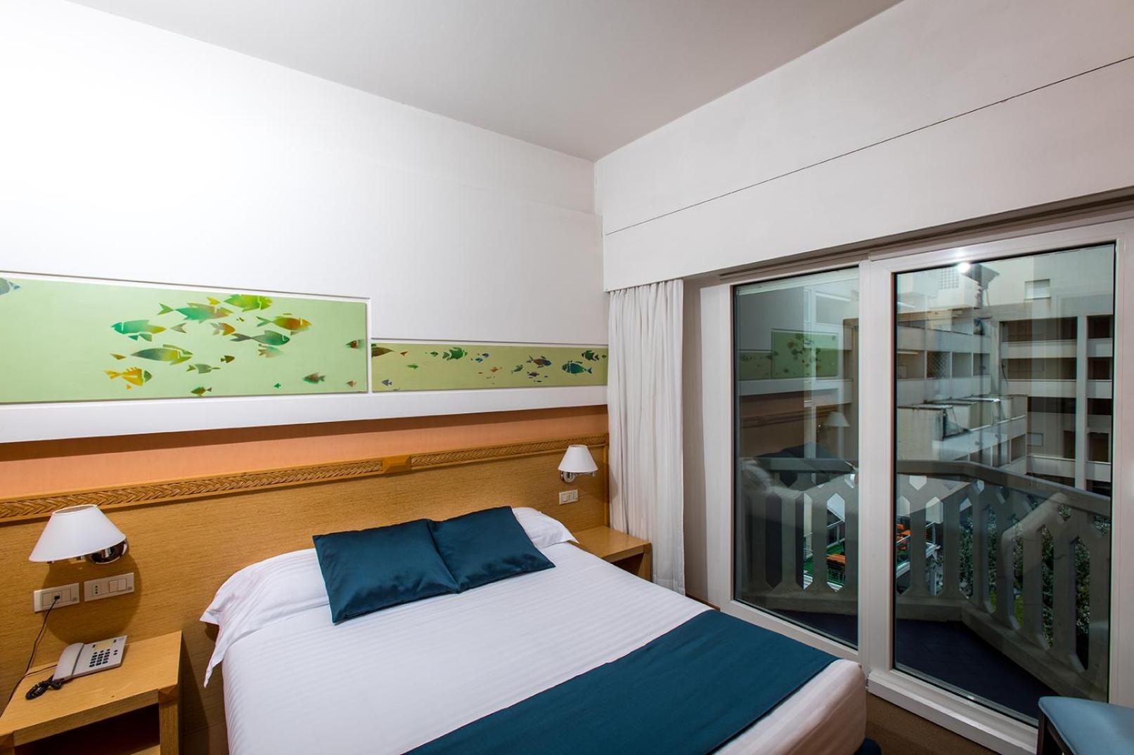 Double or Twin Room with Side Sea View - Photo 13