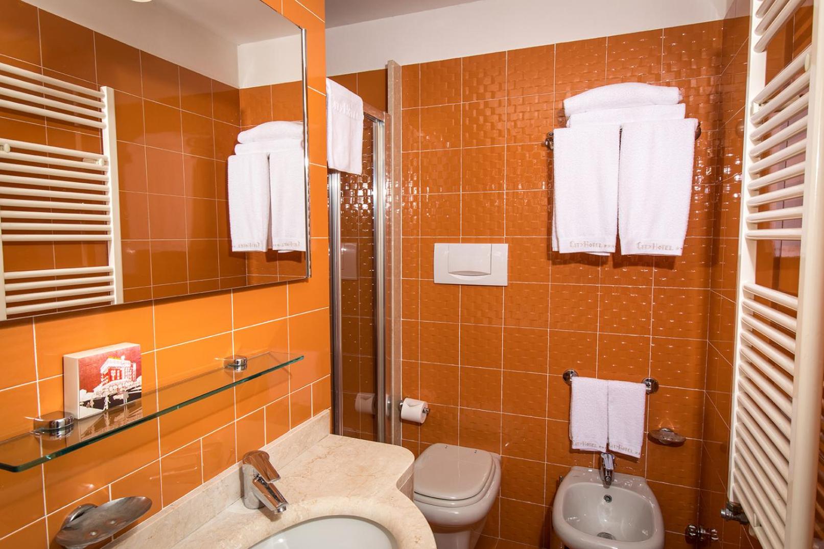 Double or Twin Room with Side Sea View - Photo 15