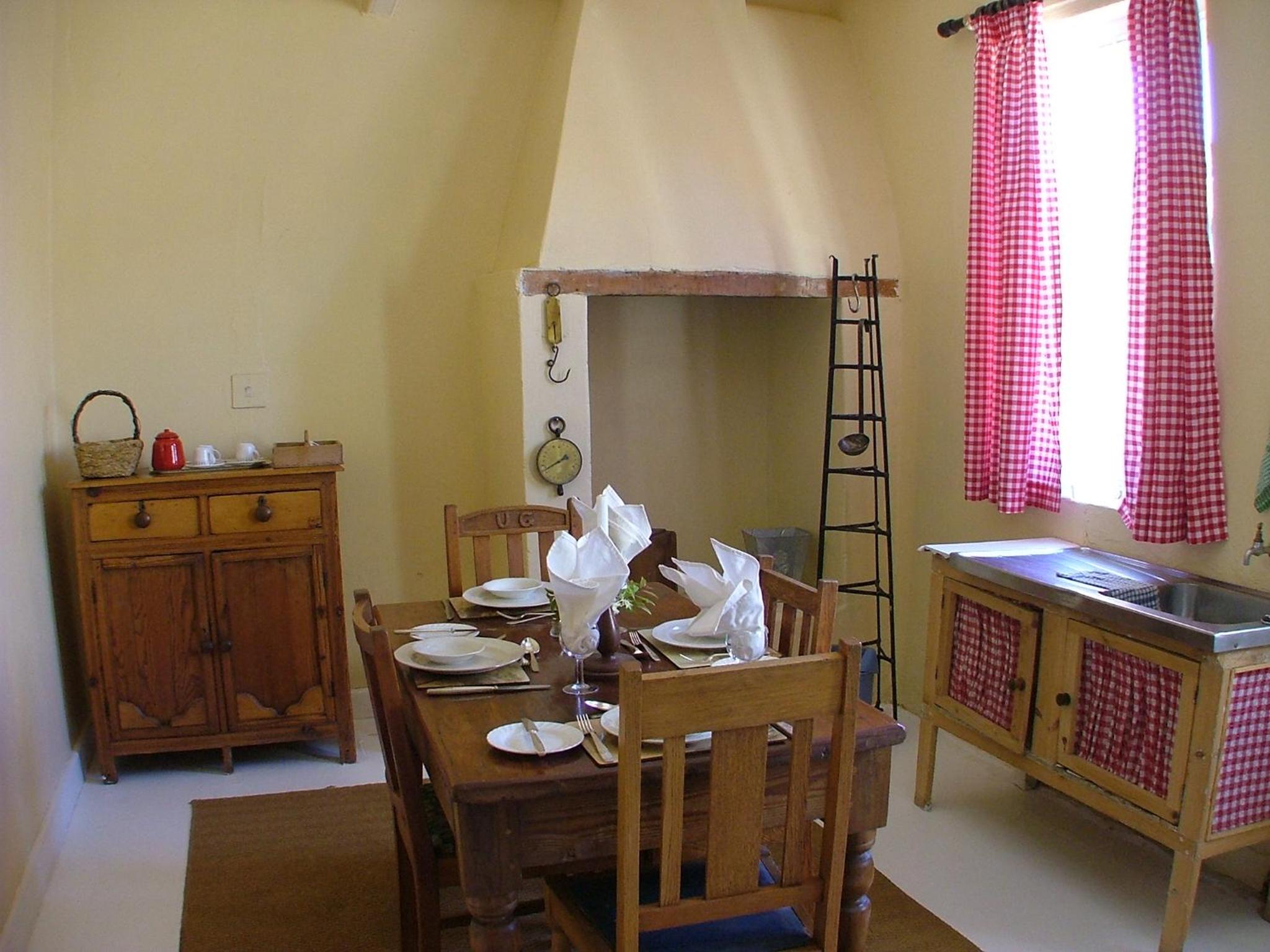 Two-Bedroom House with One Bathroom - Photo 2