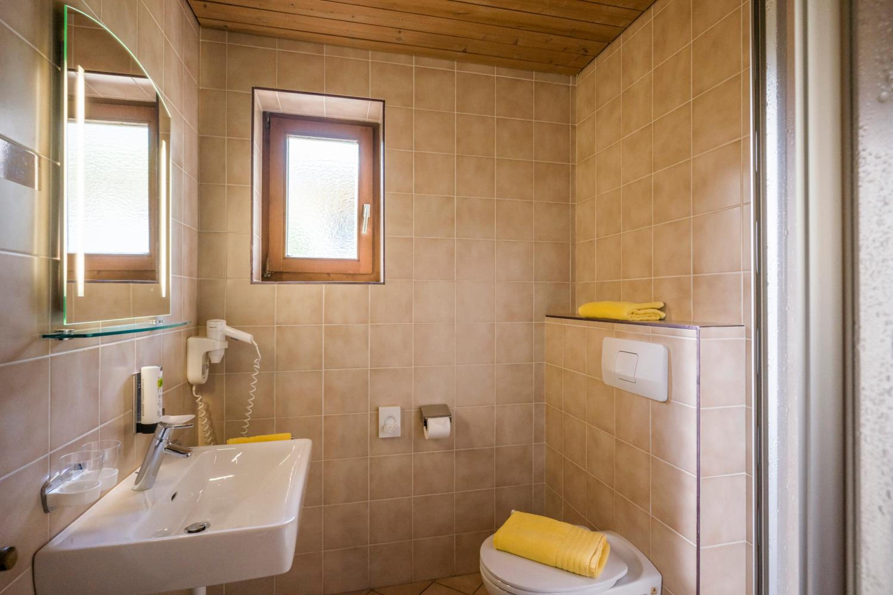 Double Room with Balcony - Photo 3