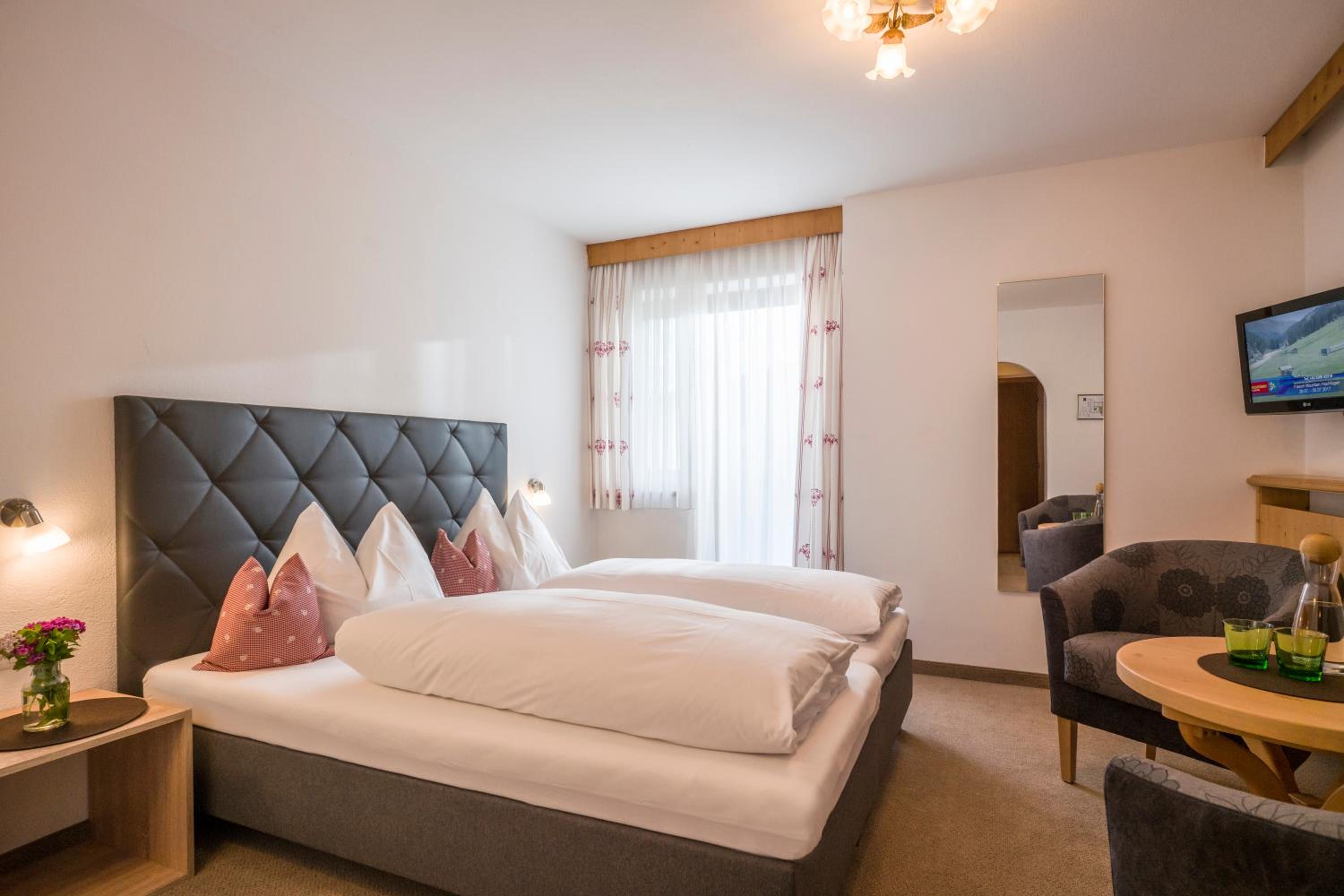 Double Room with Balcony - Photo 9
