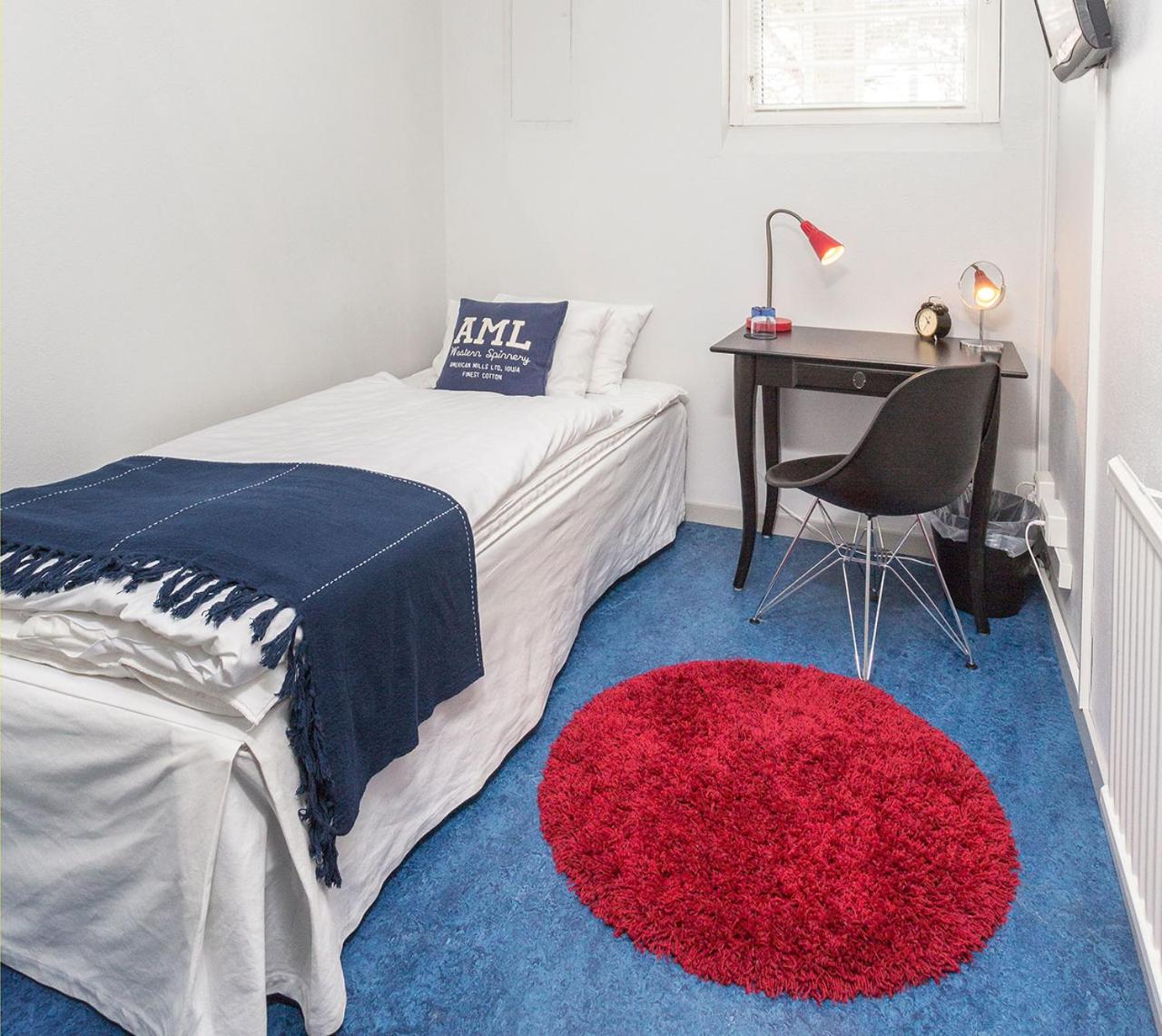 Small Single Room with Private External Bathroom photo 2