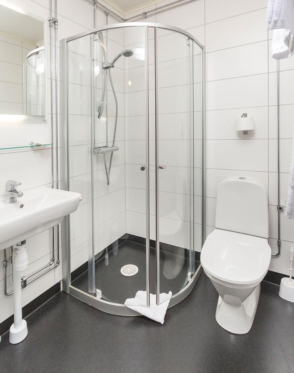 Small Single Room with Private External Bathroom photo 3