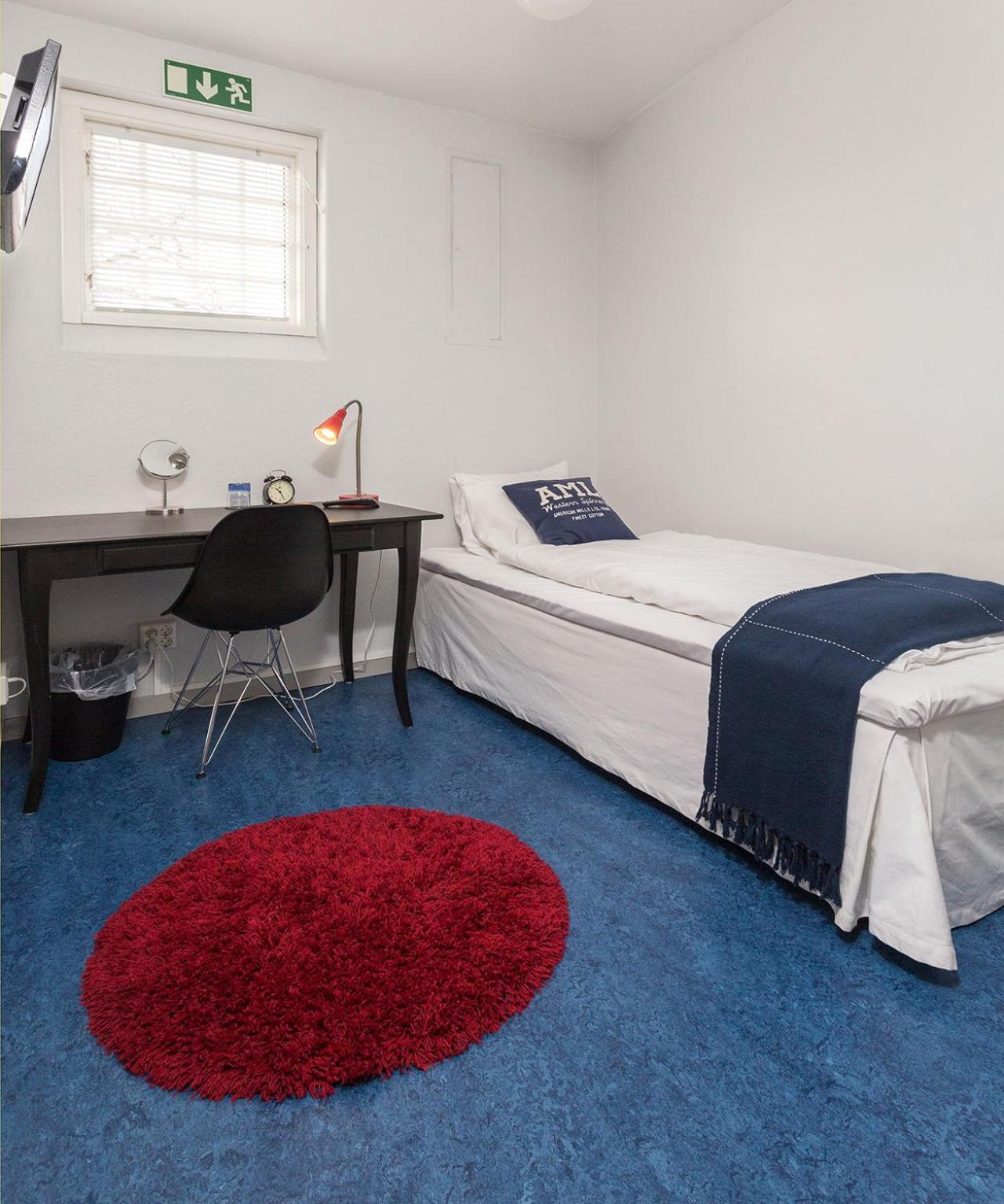 Small Single Room with Private External Bathroom photo 2