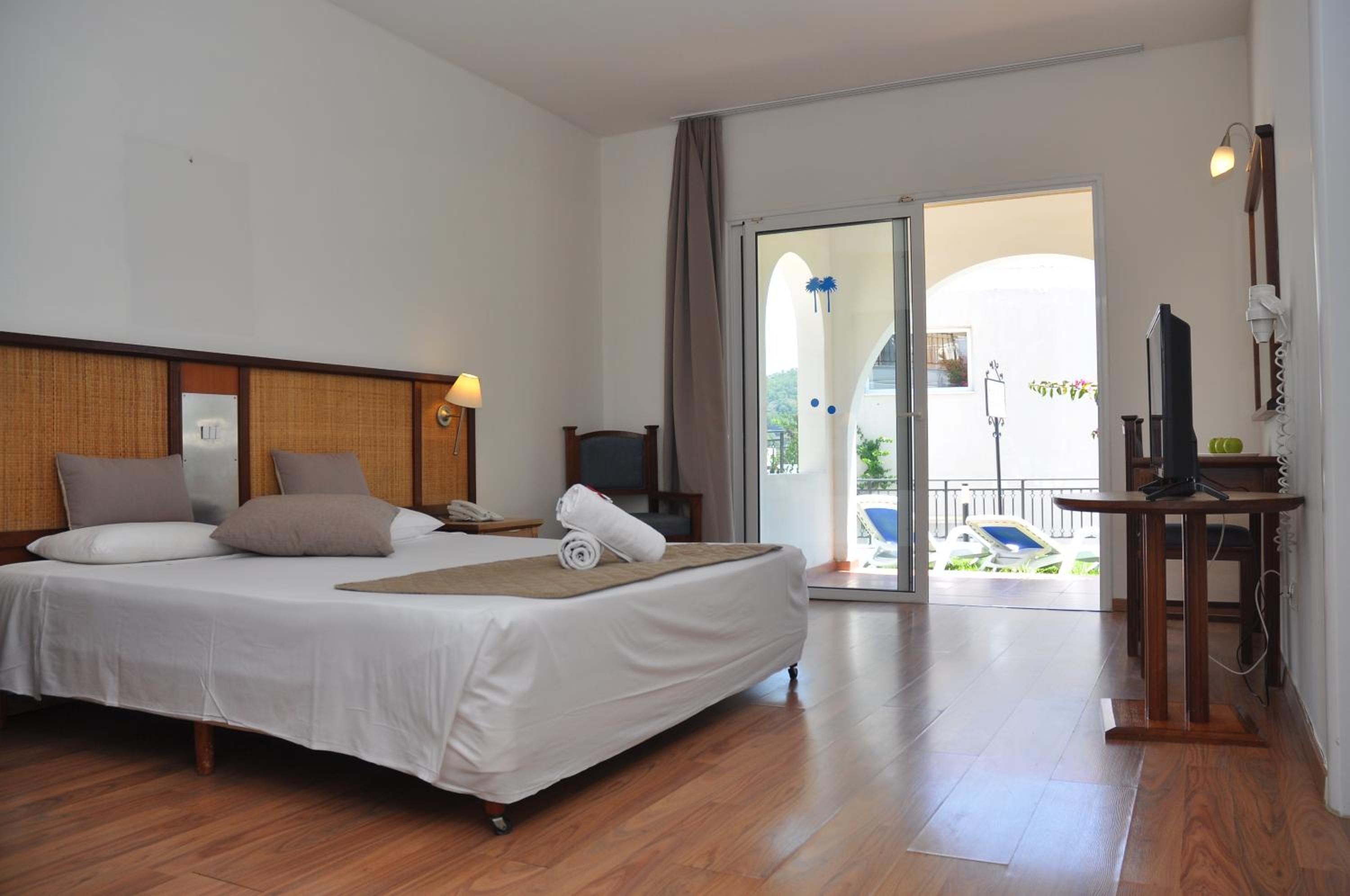 Family Room With Two Bedrooms - Photo 7