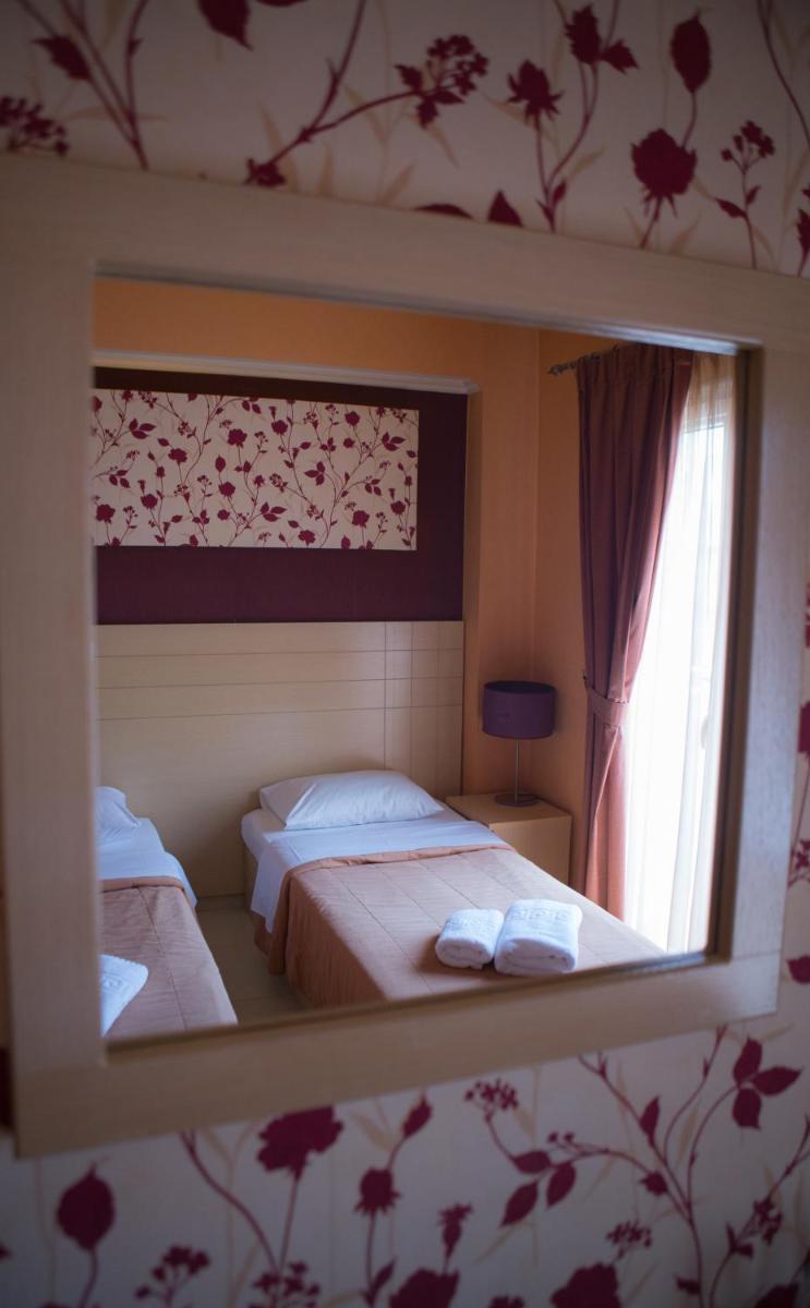 Basic Triple Room photo 2