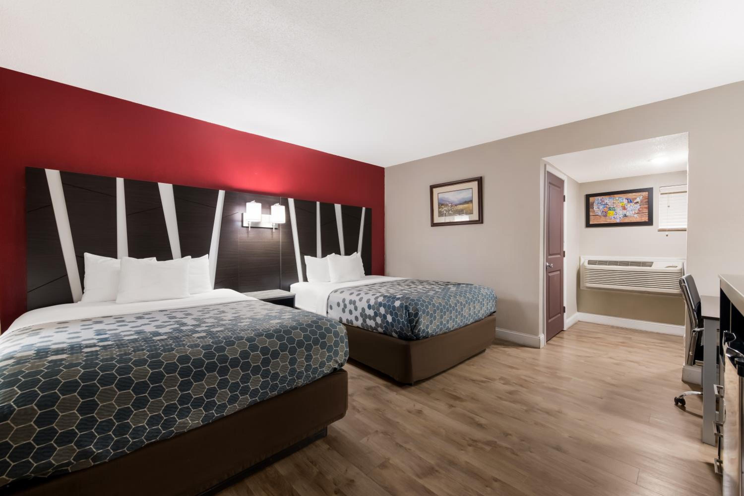 Queen Room with Two Queen Beds - Accessible/Non Smoking photo 2
