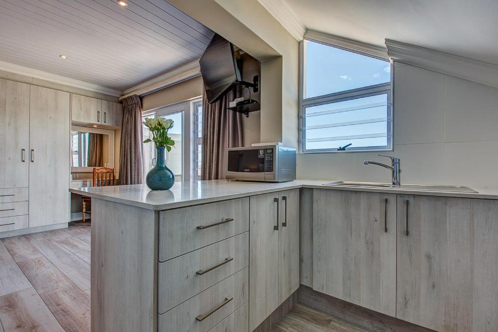 Queen Suite with Sea View - Photo 4