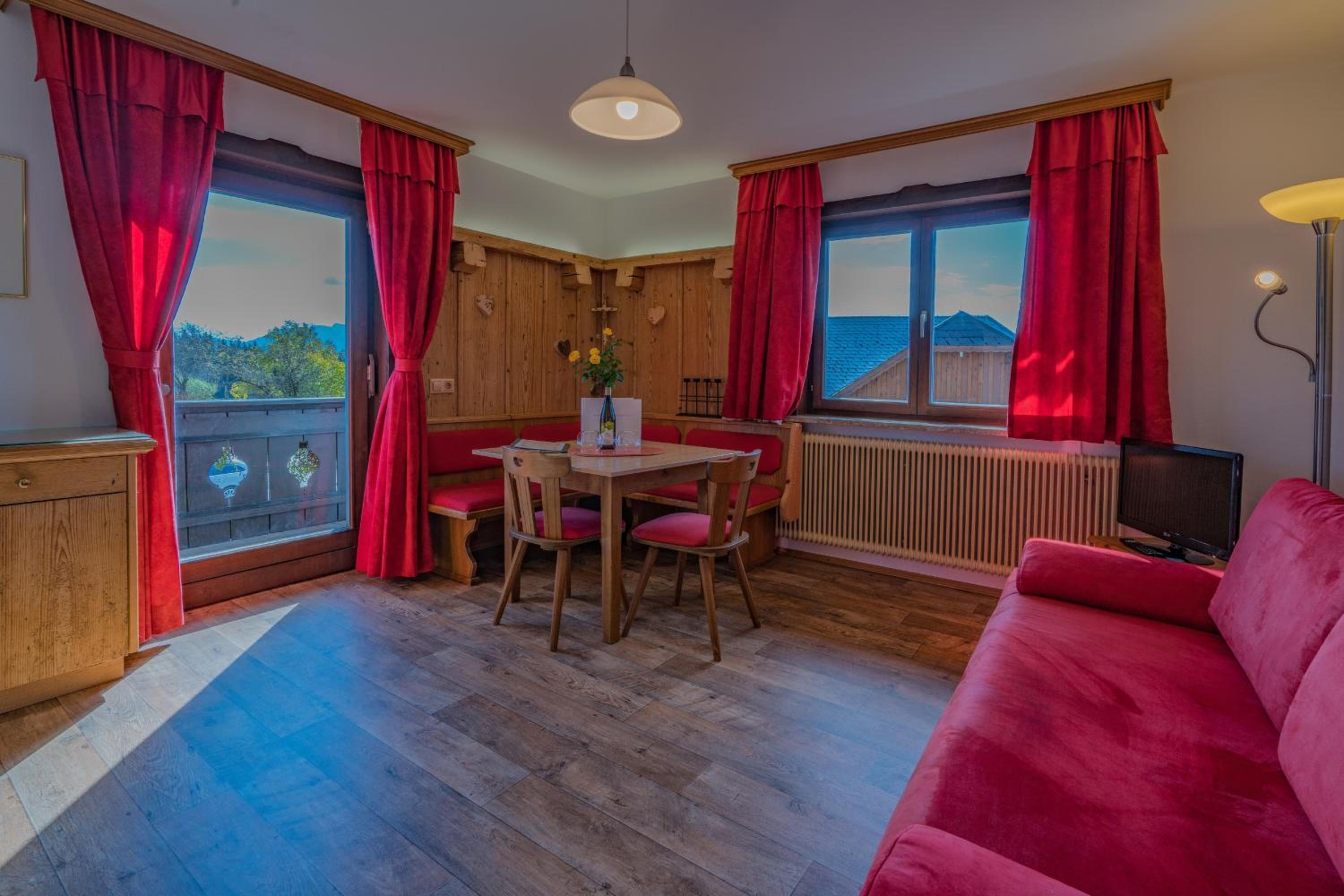 One-Bedroom Apartment with Lake View