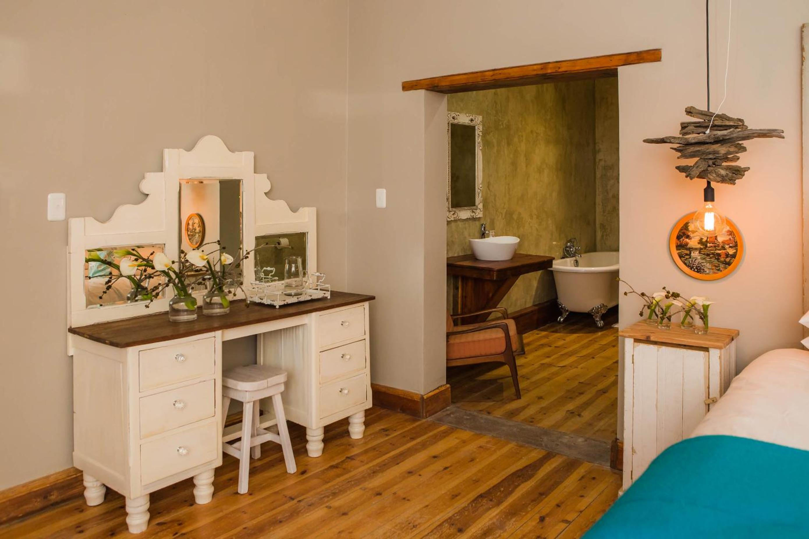 Double Room with Pool View - Photo 5
