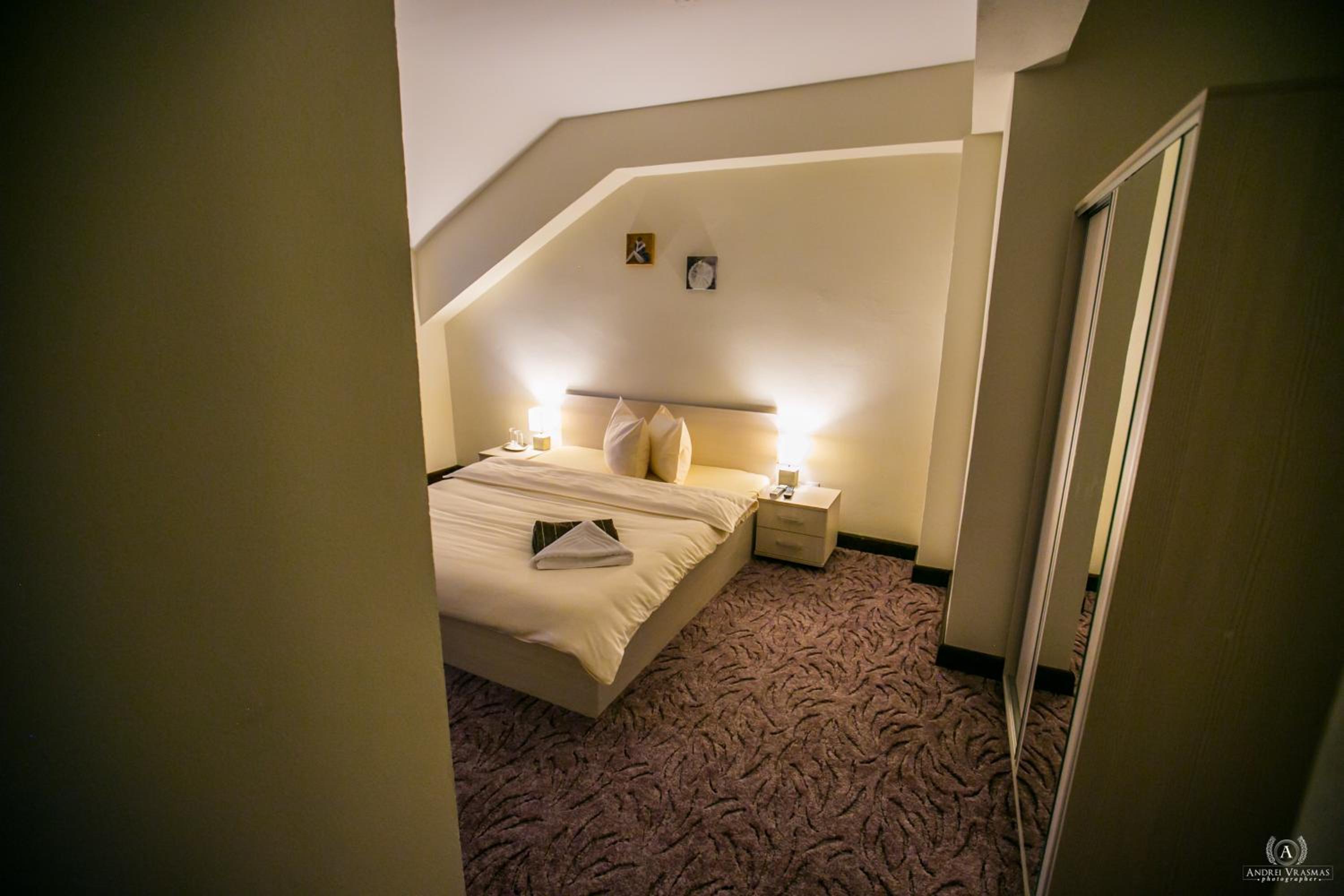 Standard King Room - Photo 5